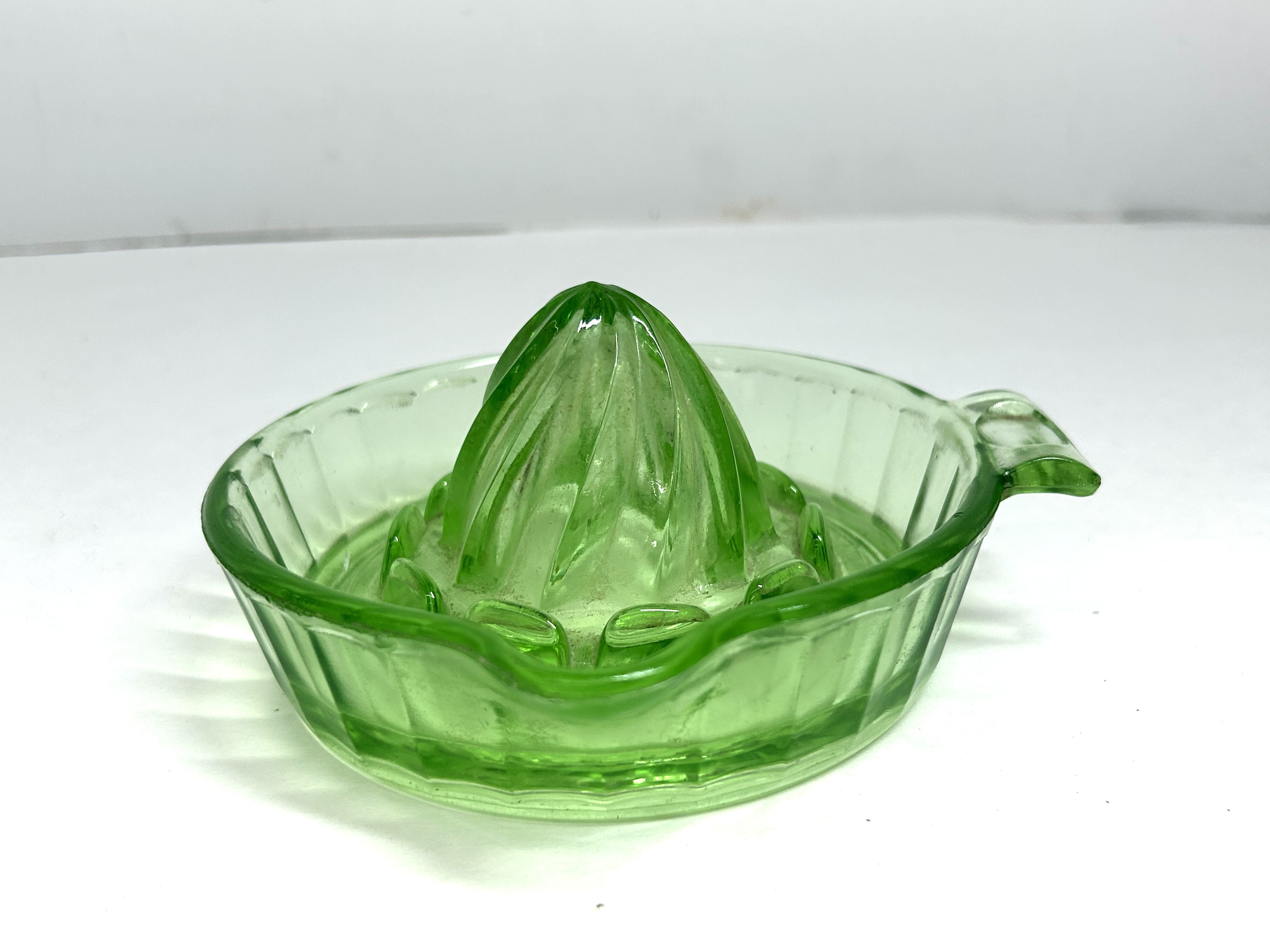 AMERICAN GREEN URANIUM GLASS REAMER, 1930S