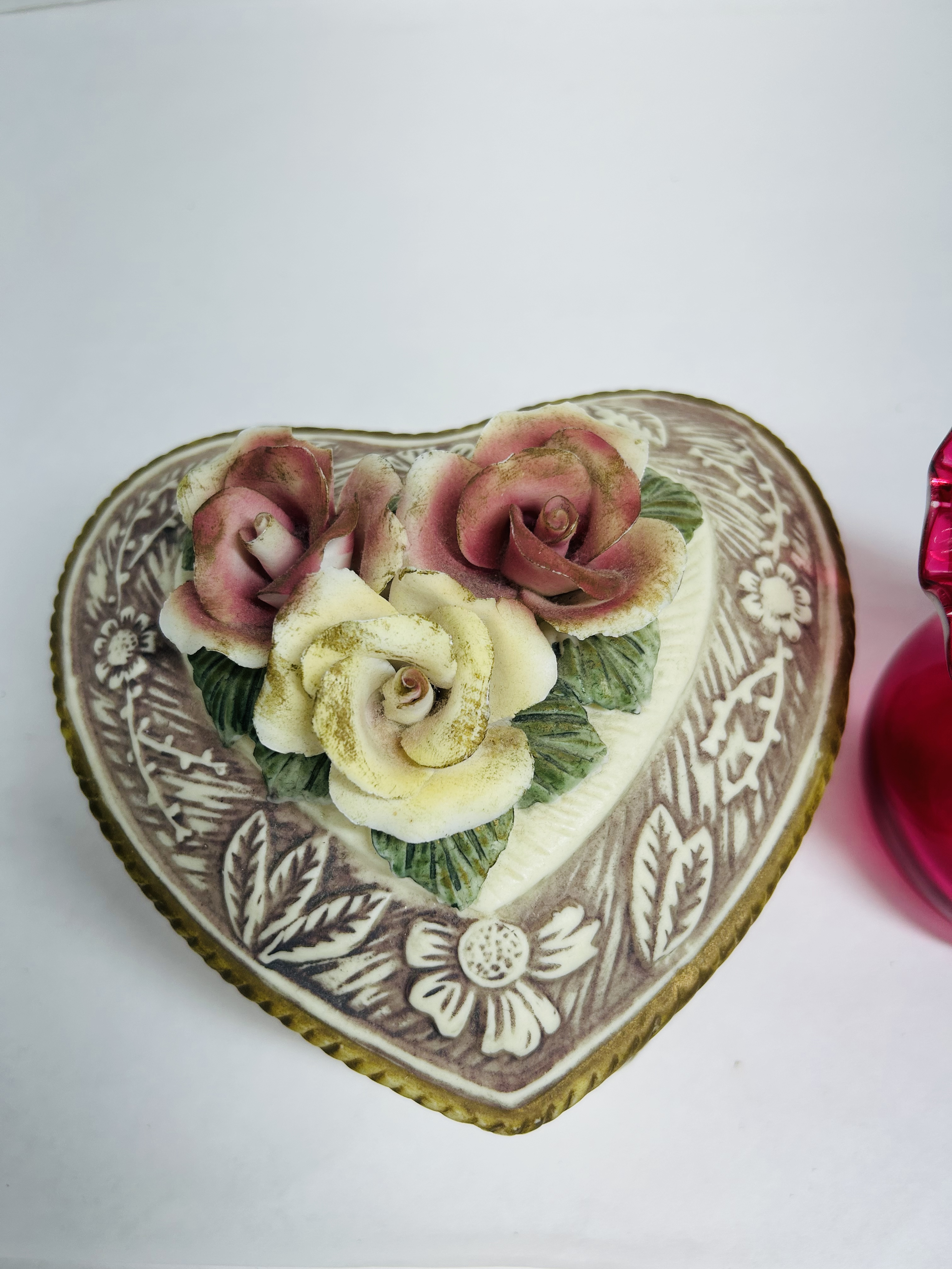 CRANBERRY GLASS AND CERAMIC DECORATIVE ITEMS