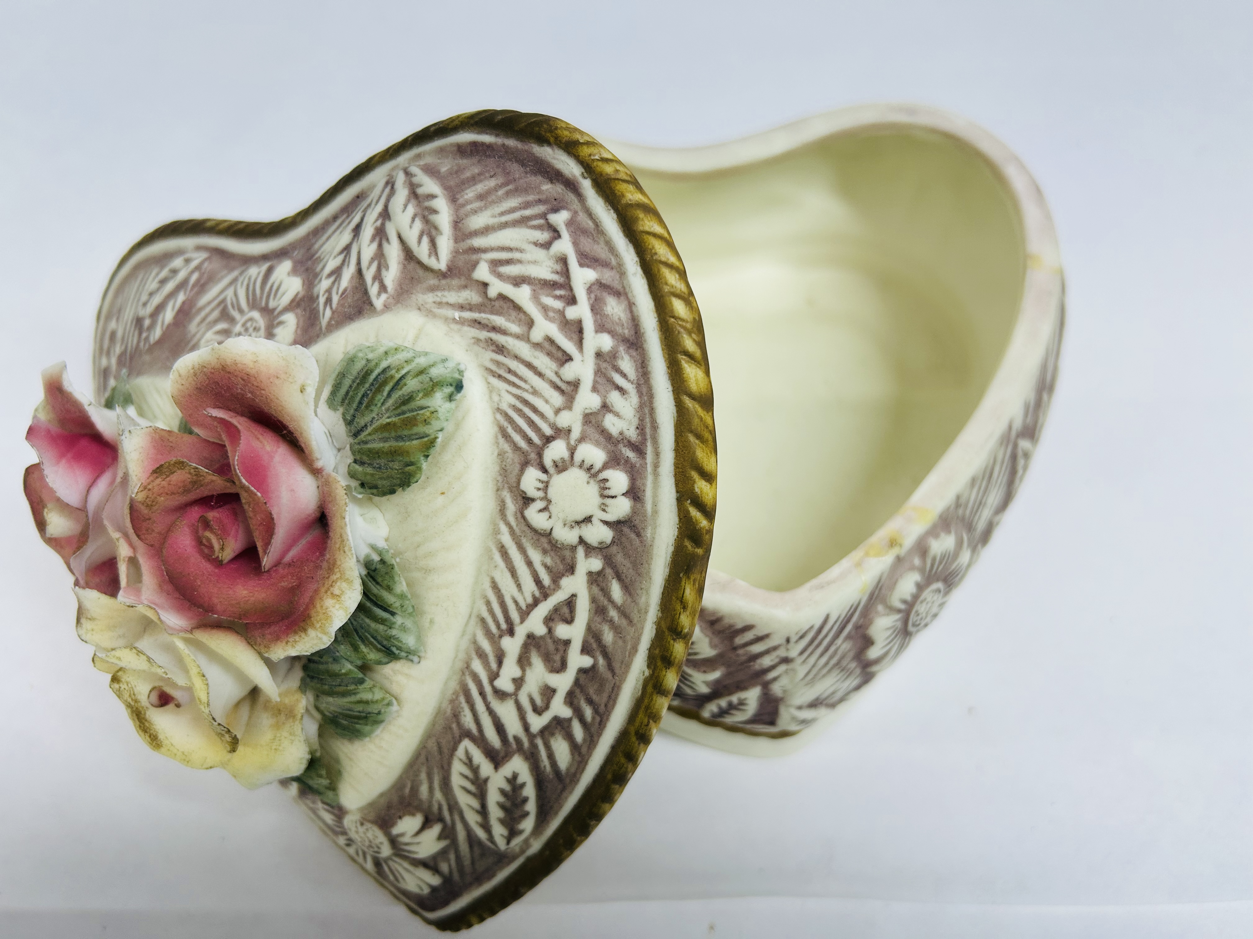 CRANBERRY GLASS AND CERAMIC DECORATIVE ITEMS