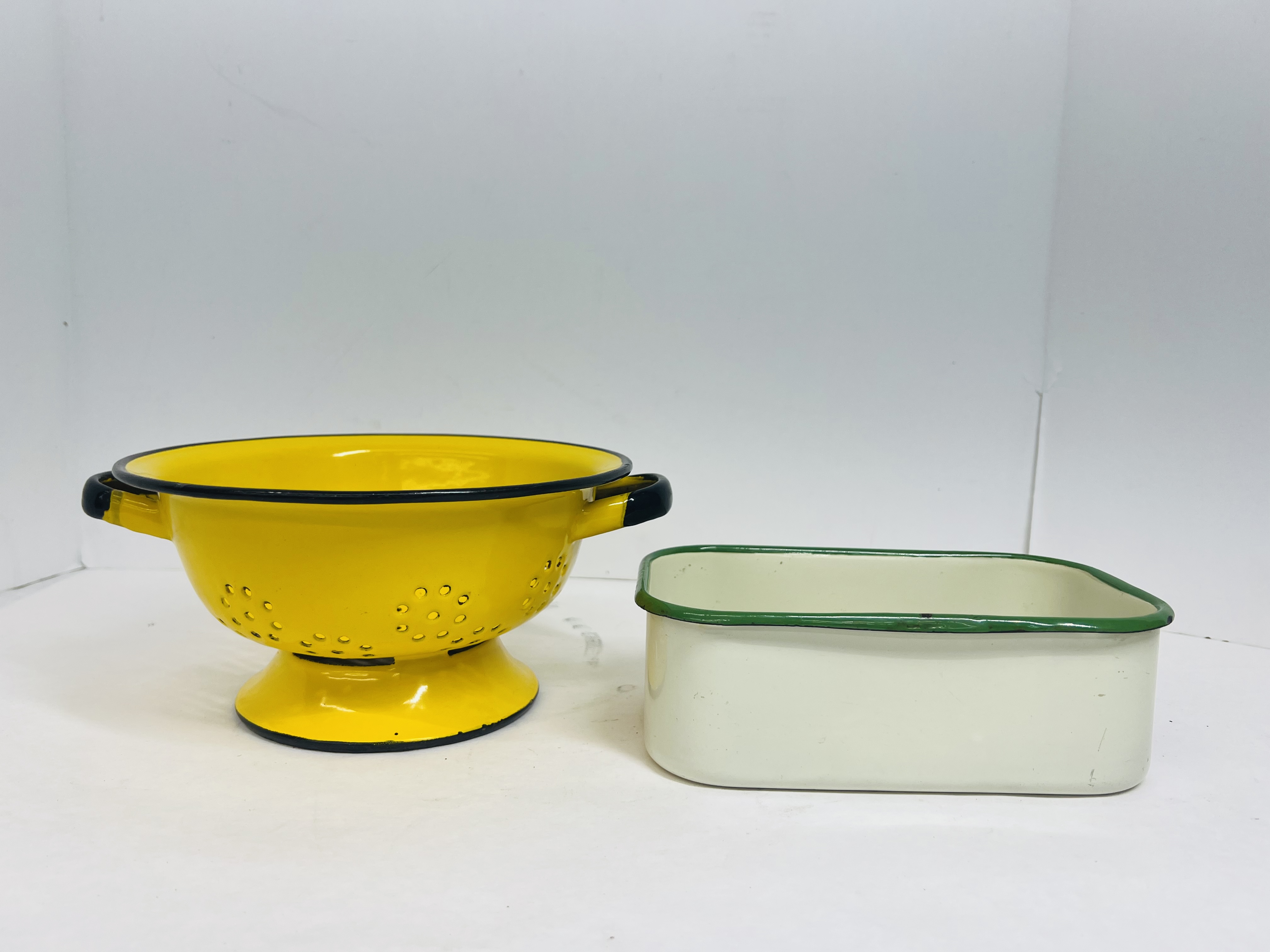 TWO VINTAGE ENAMELWARE KITCHEN ITEMS