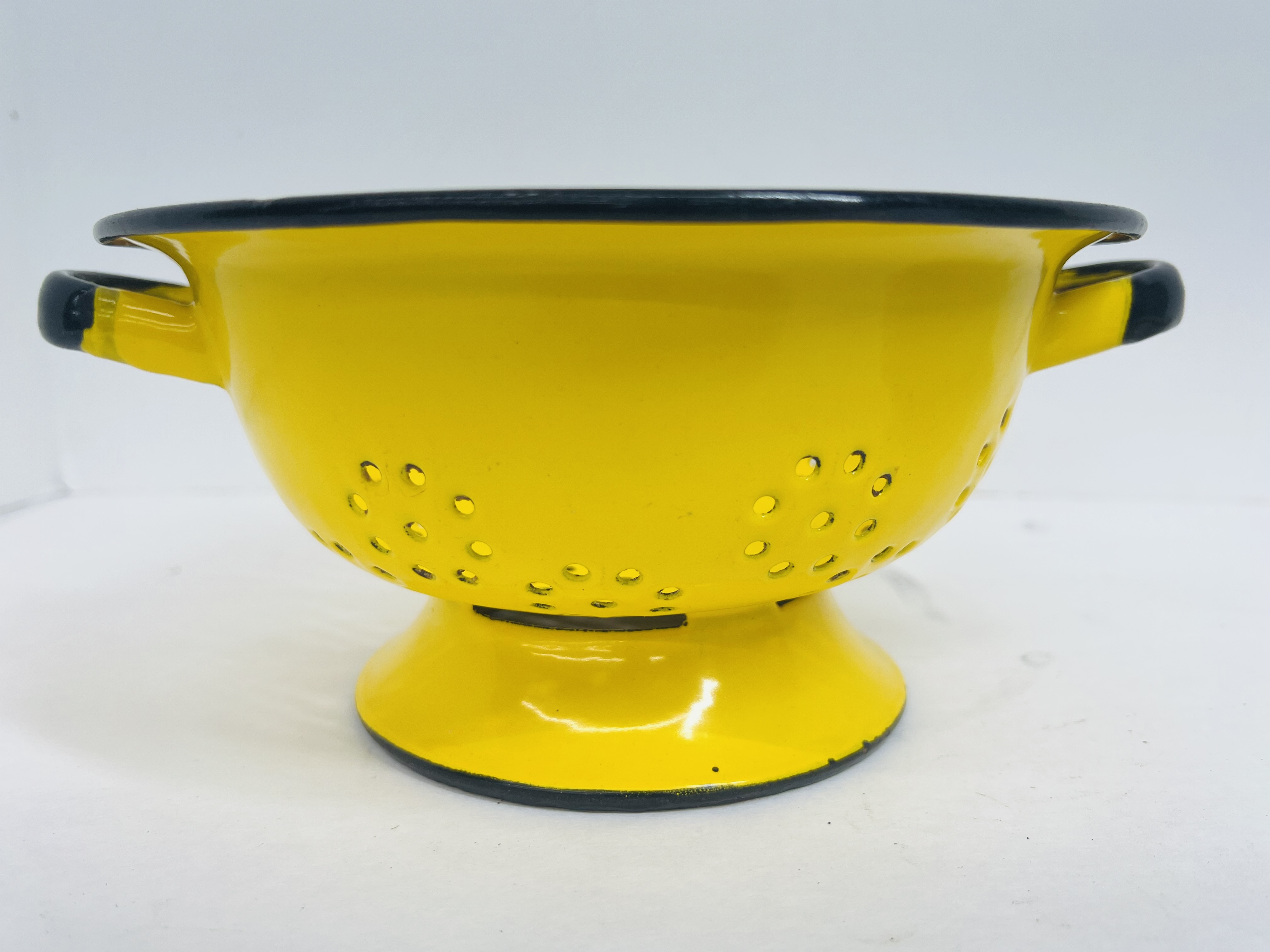 TWO VINTAGE ENAMELWARE KITCHEN ITEMS
