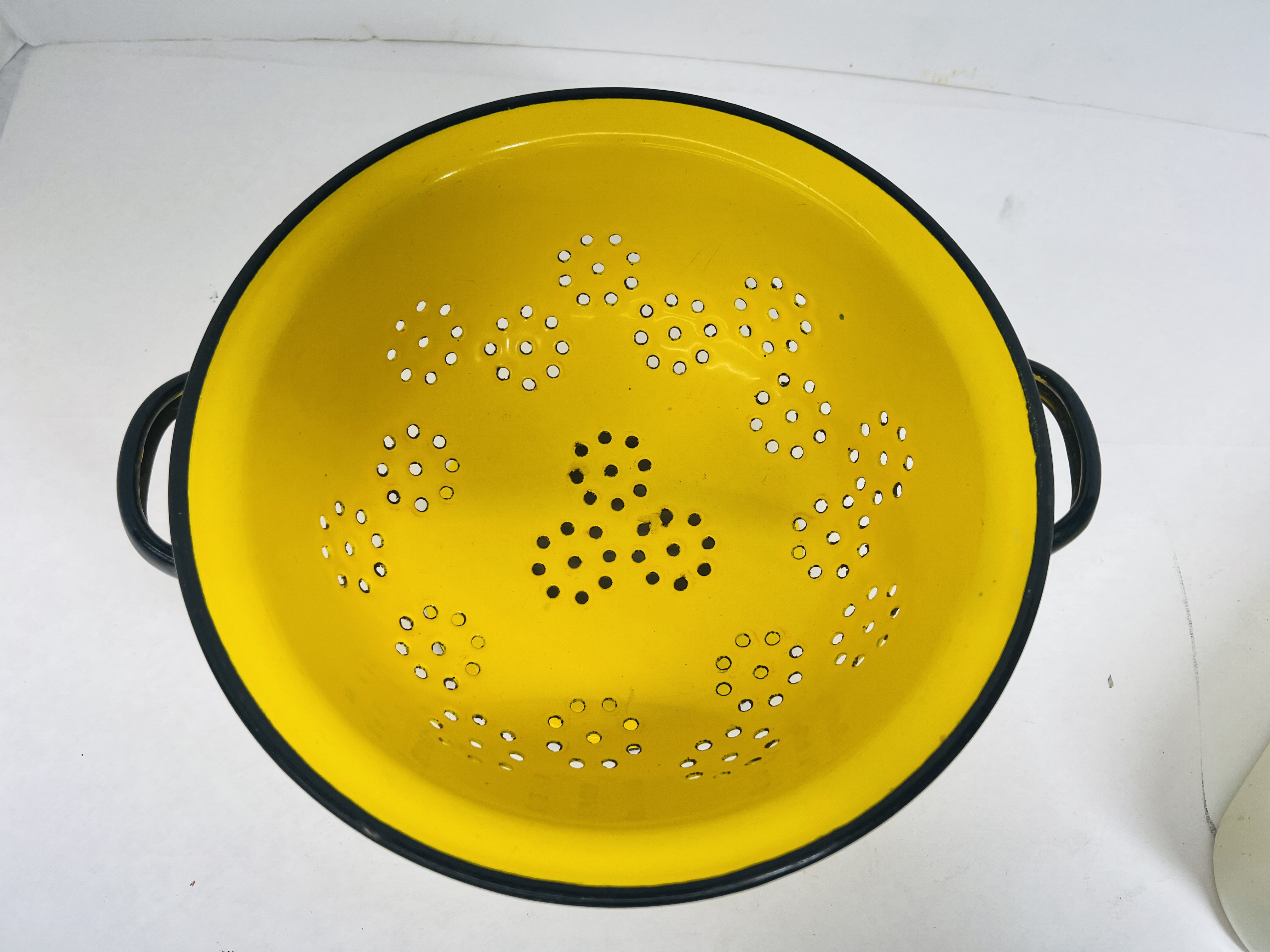 TWO VINTAGE ENAMELWARE KITCHEN ITEMS