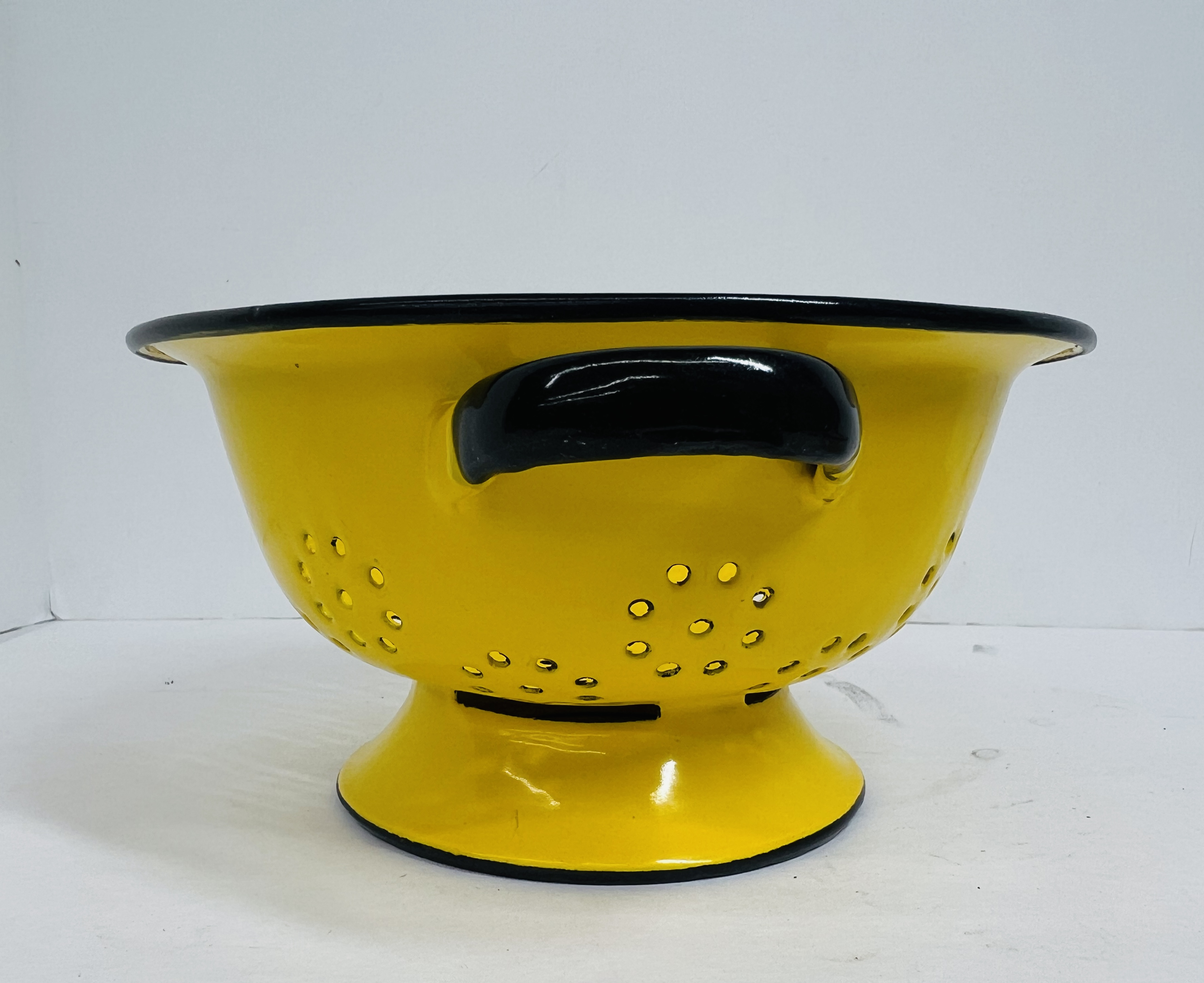 TWO VINTAGE ENAMELWARE KITCHEN ITEMS