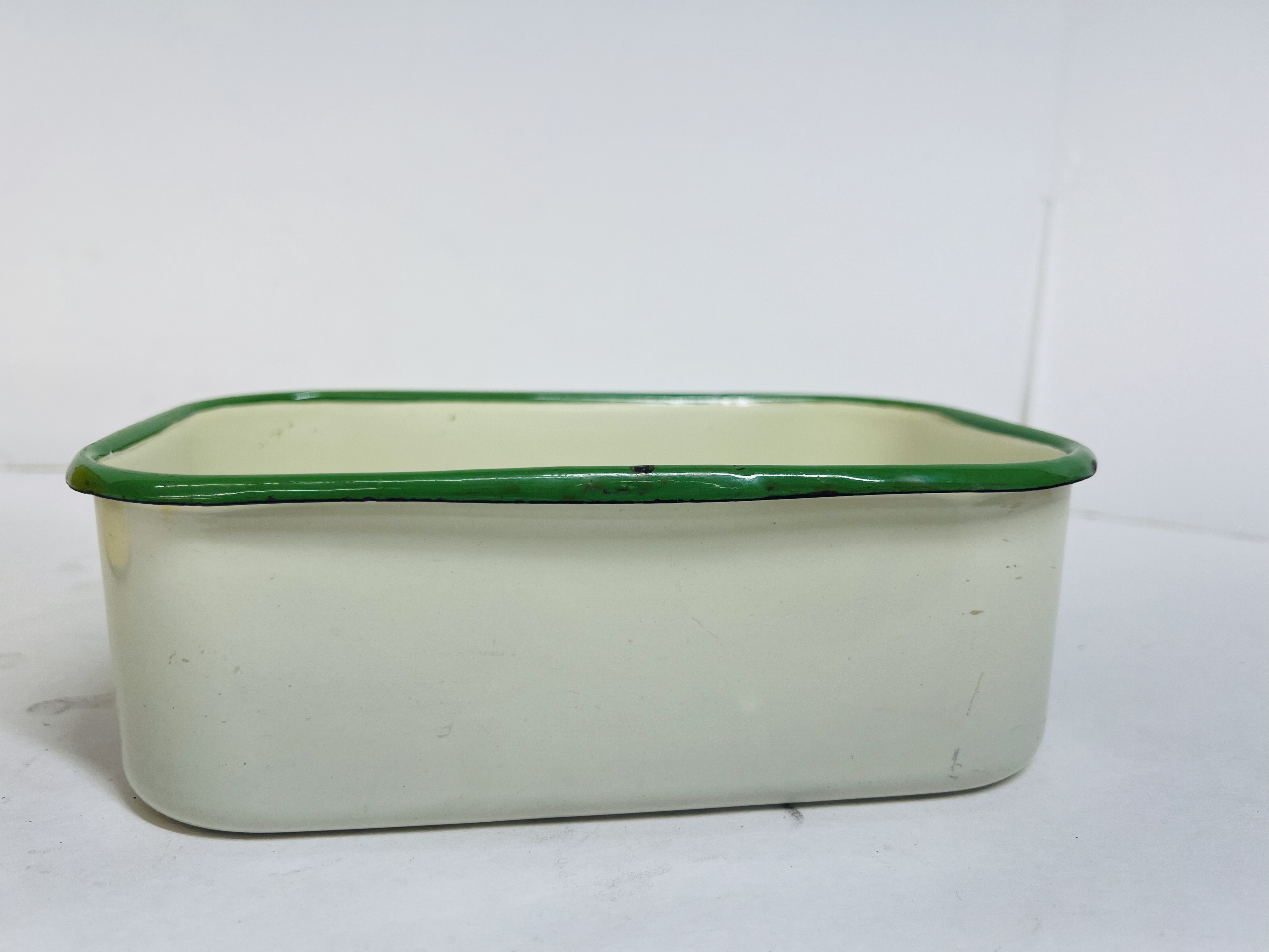TWO VINTAGE ENAMELWARE KITCHEN ITEMS