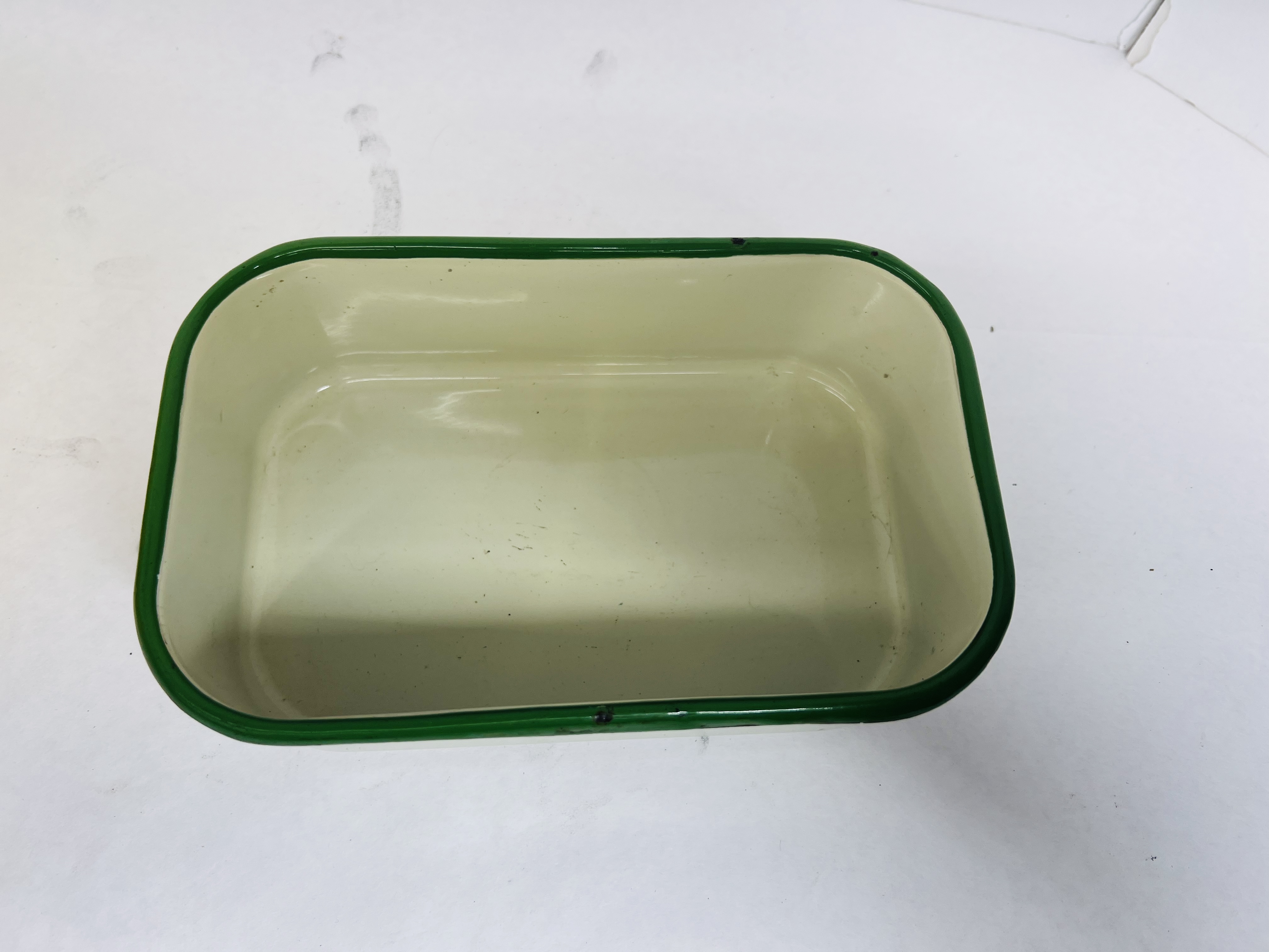 TWO VINTAGE ENAMELWARE KITCHEN ITEMS