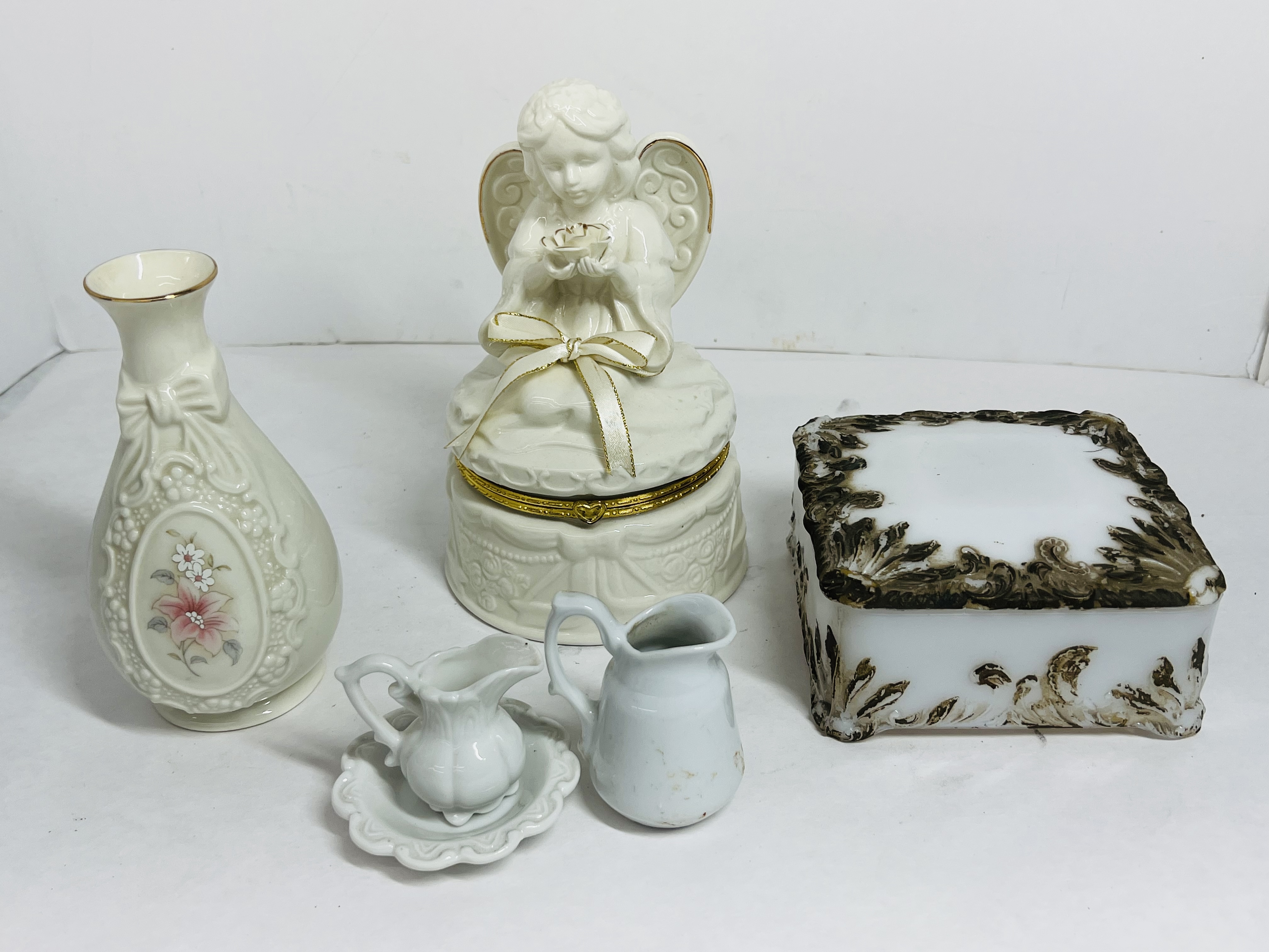 COLLECTION OF VINTAGE CERAMICS AND GLASS