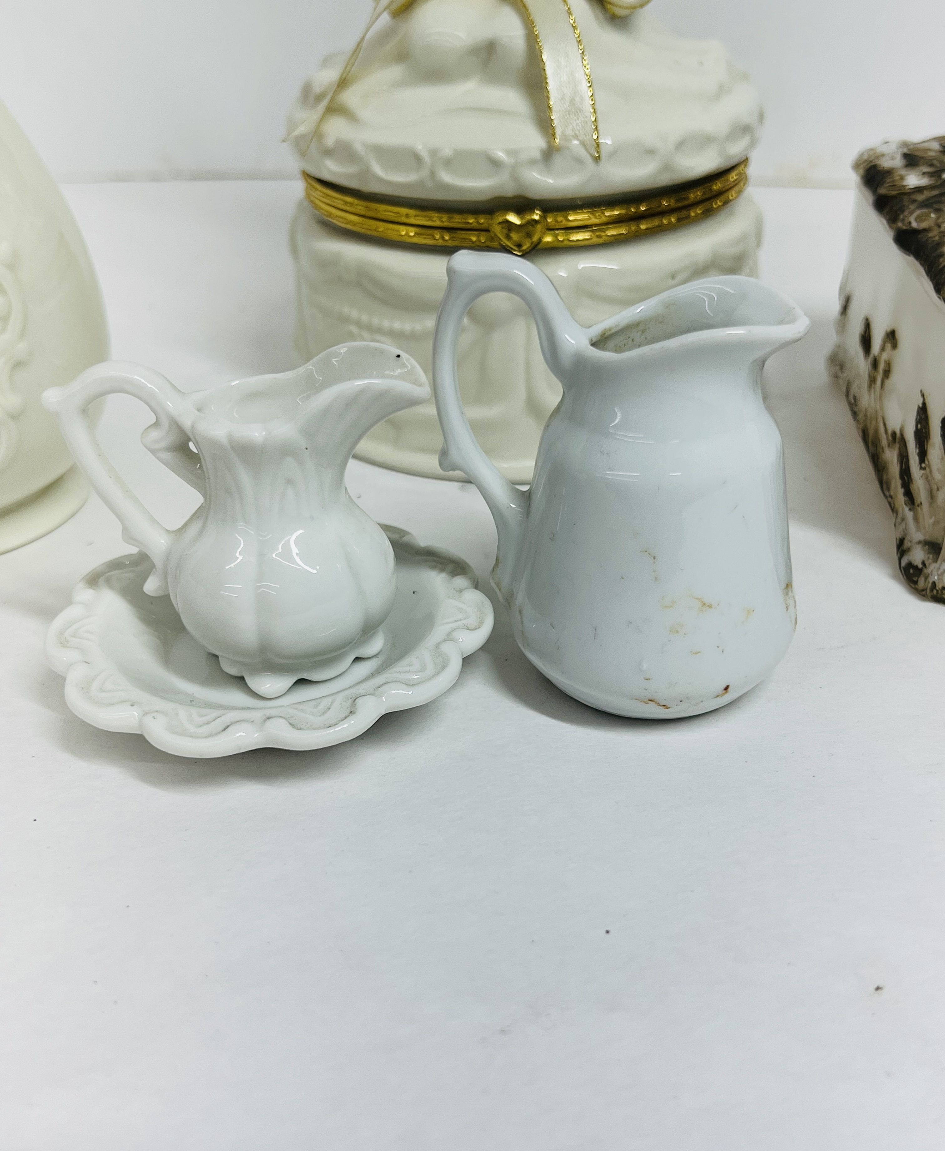 COLLECTION OF VINTAGE CERAMICS AND GLASS