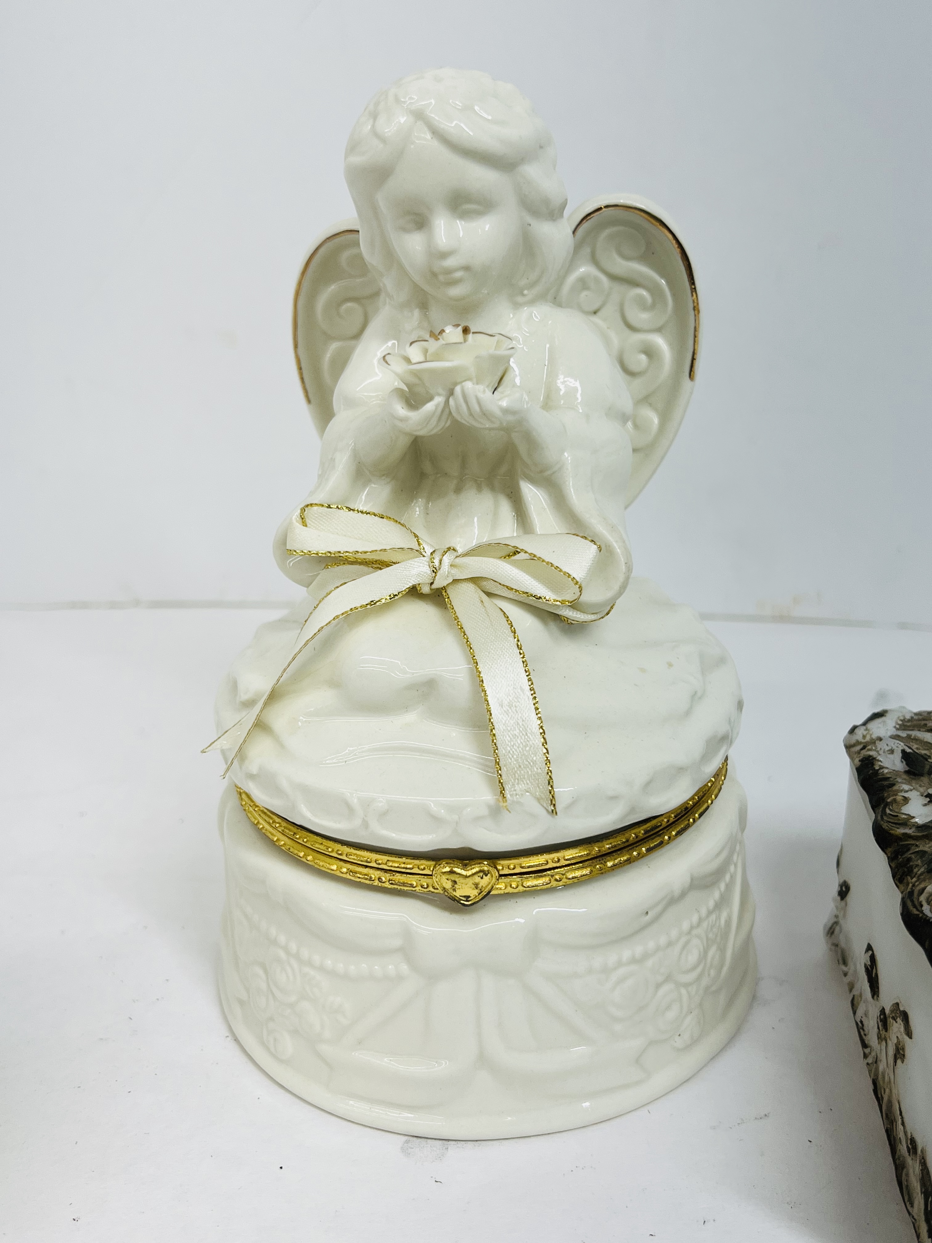 COLLECTION OF VINTAGE CERAMICS AND GLASS