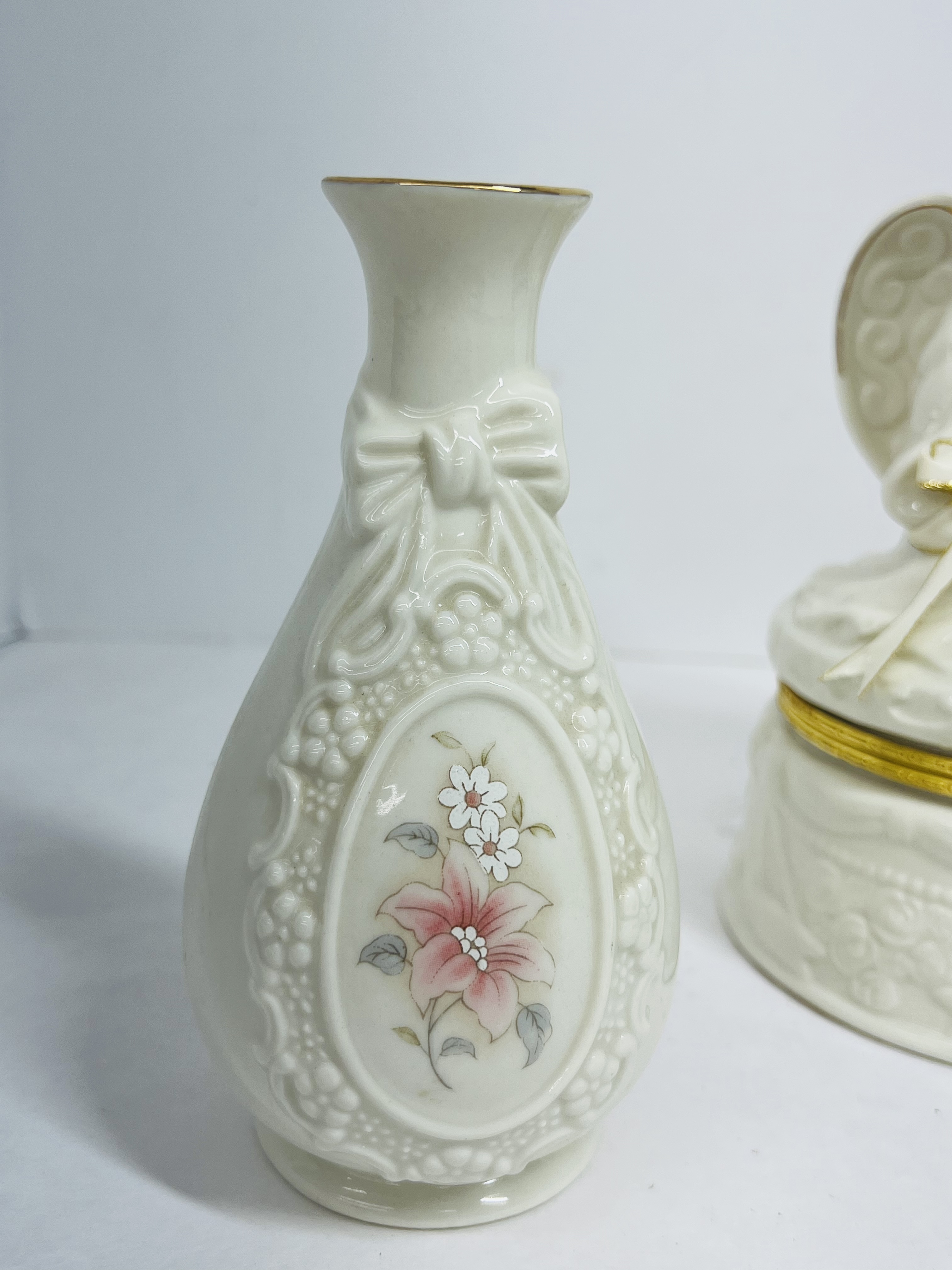 COLLECTION OF VINTAGE CERAMICS AND GLASS