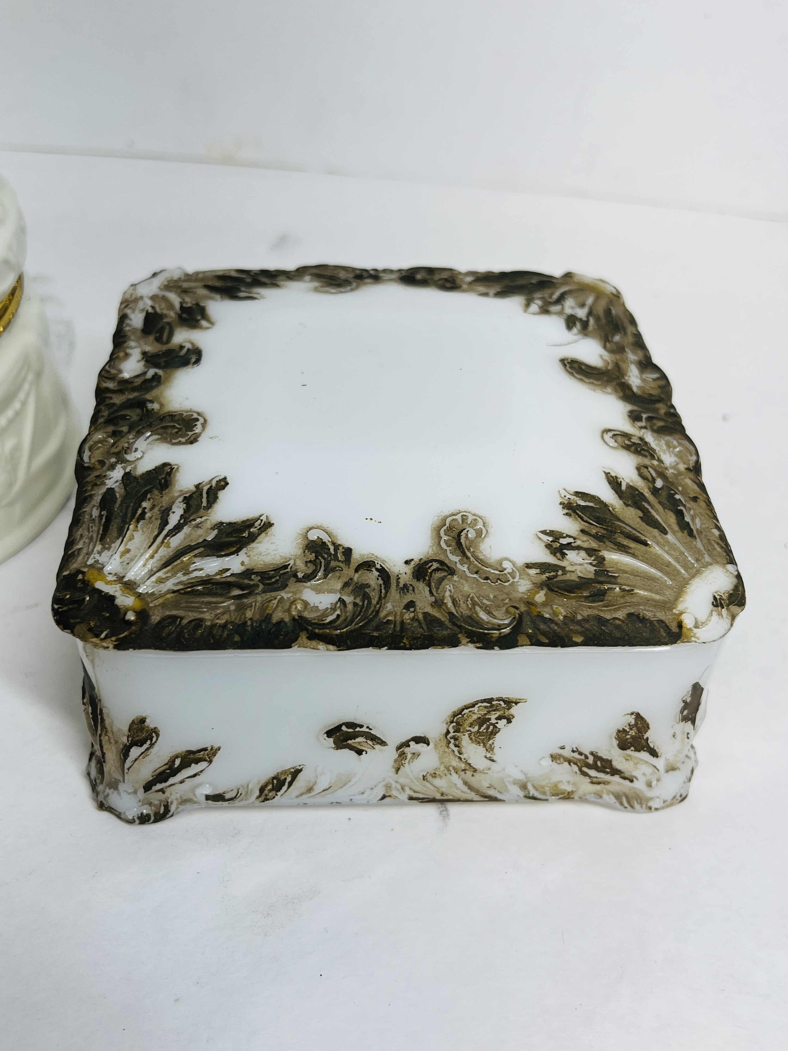 COLLECTION OF VINTAGE CERAMICS AND GLASS