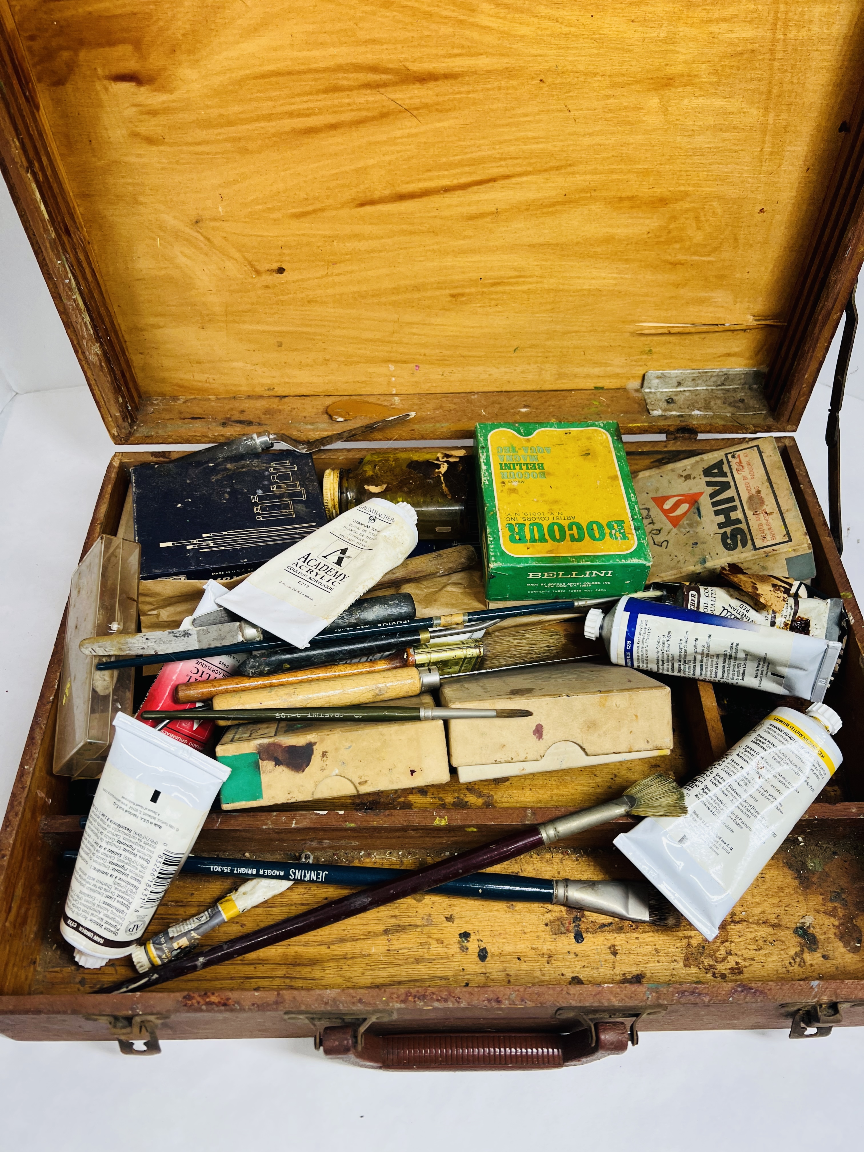 VINTAGE WOODEN ARTIST'S FIELD KIT