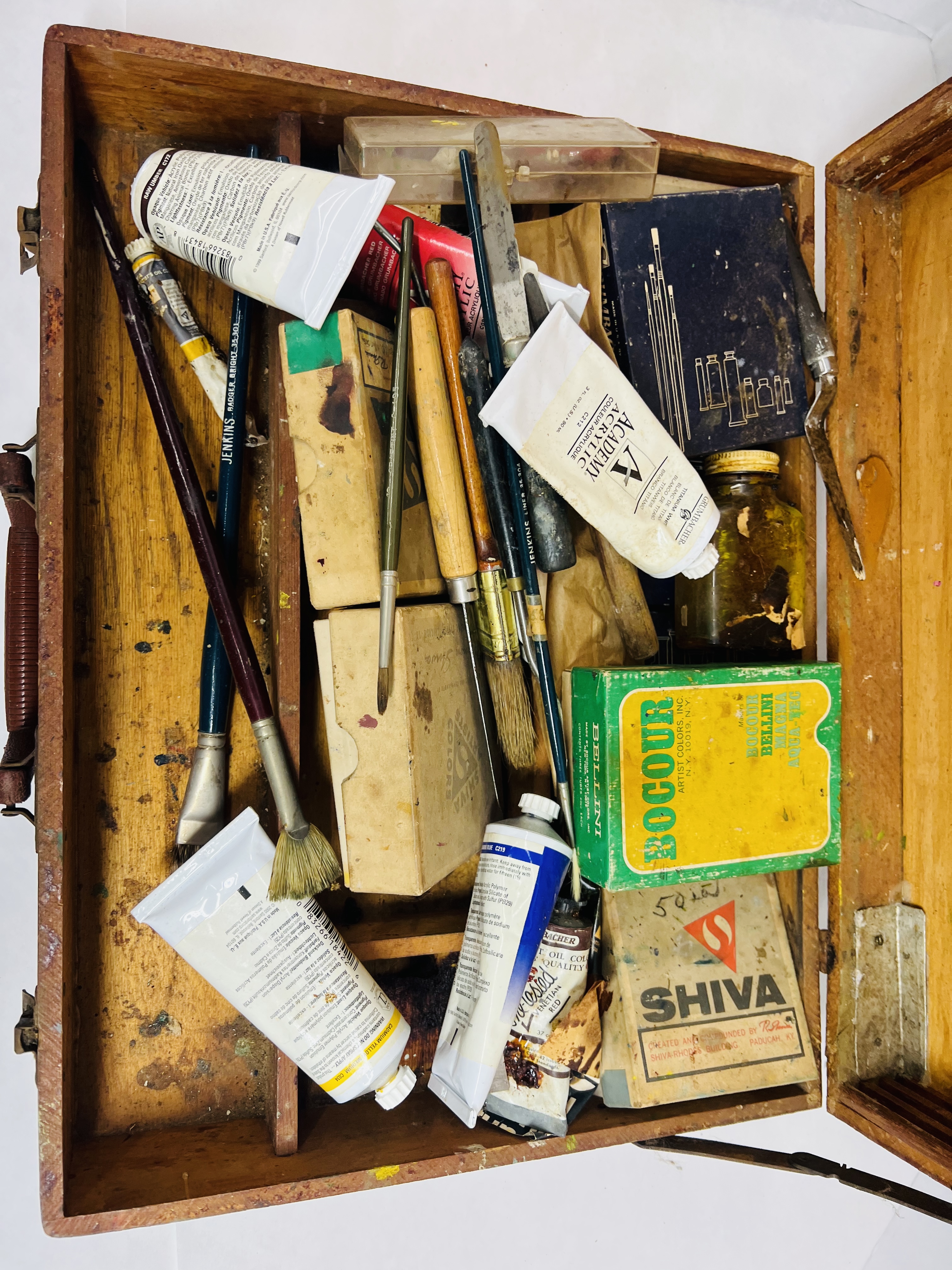 VINTAGE WOODEN ARTIST'S FIELD KIT
