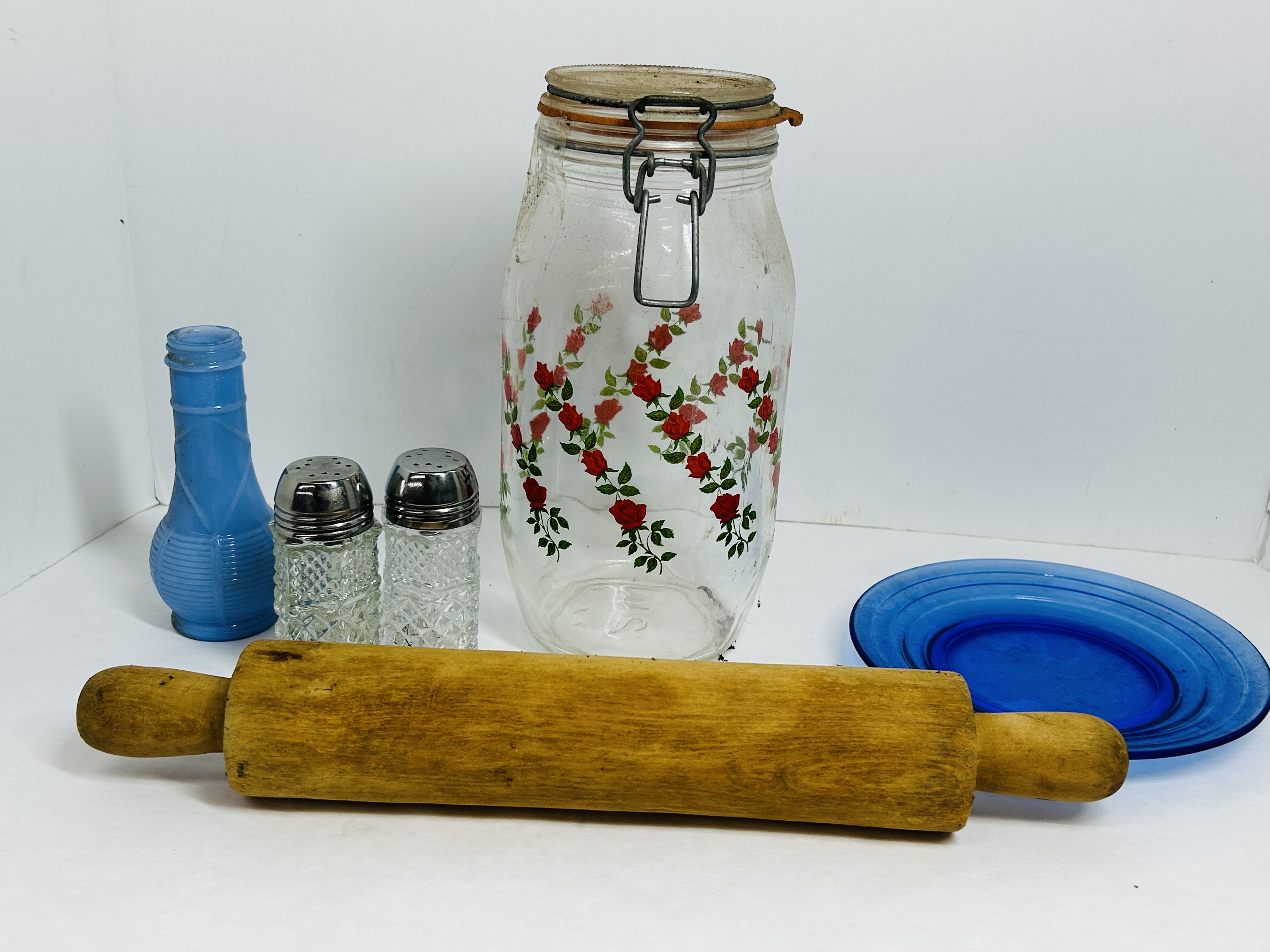 ASSORTED VINTAGE GLASS AND WOOD KITCHENALIA