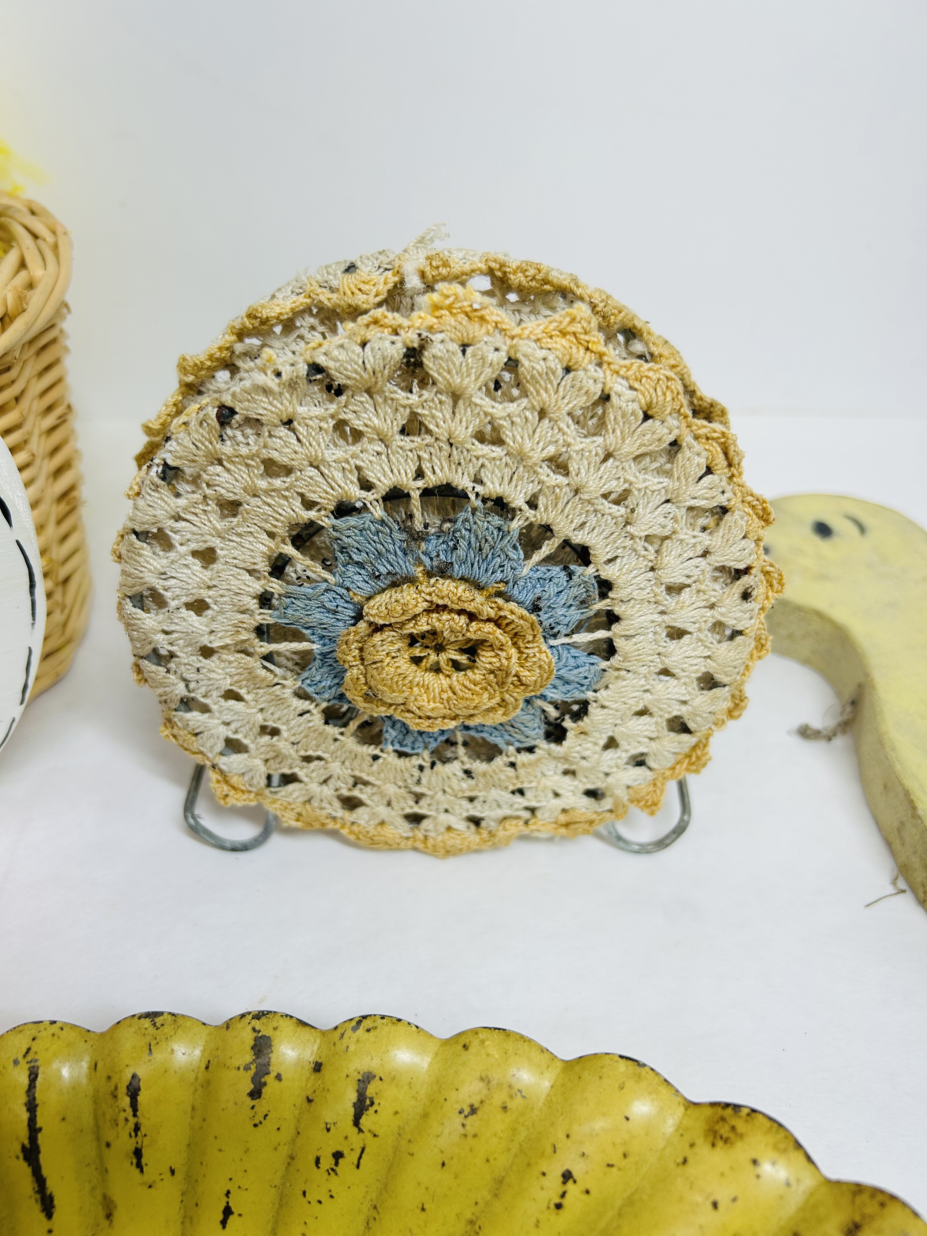 AMERICANA DECORATIVE HOUSEHOLD OBJECTS, 20TH CENTURY