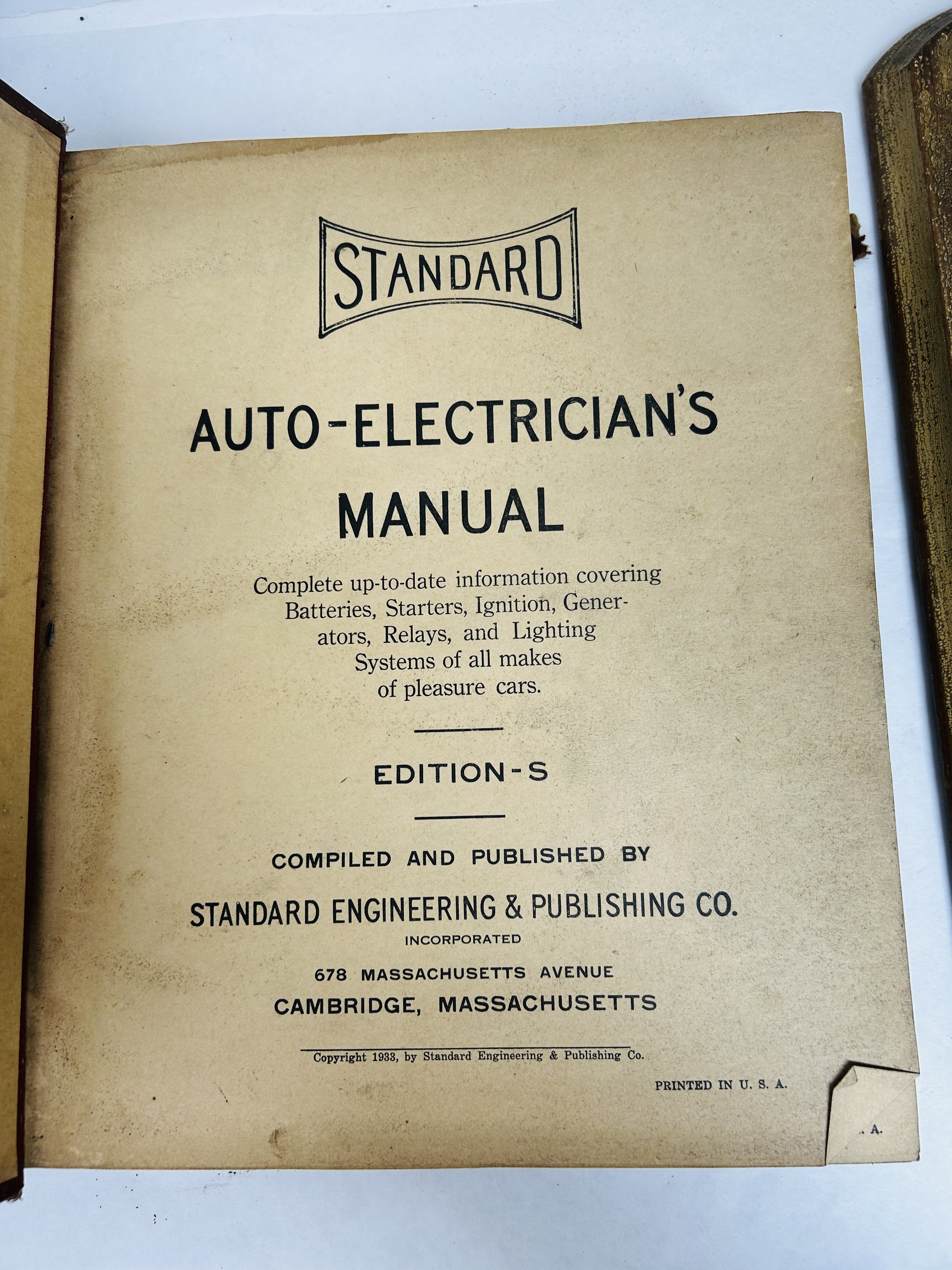 STANDARD MANUAL AND LARK WOOD THERMOMETER, 1933
