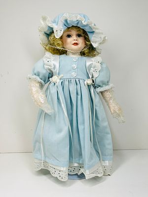 PARADISE GALLERIES ELIZABETH PORCELAIN DOLL, 1991. Produced by Paradise Galleries, this Treasury 