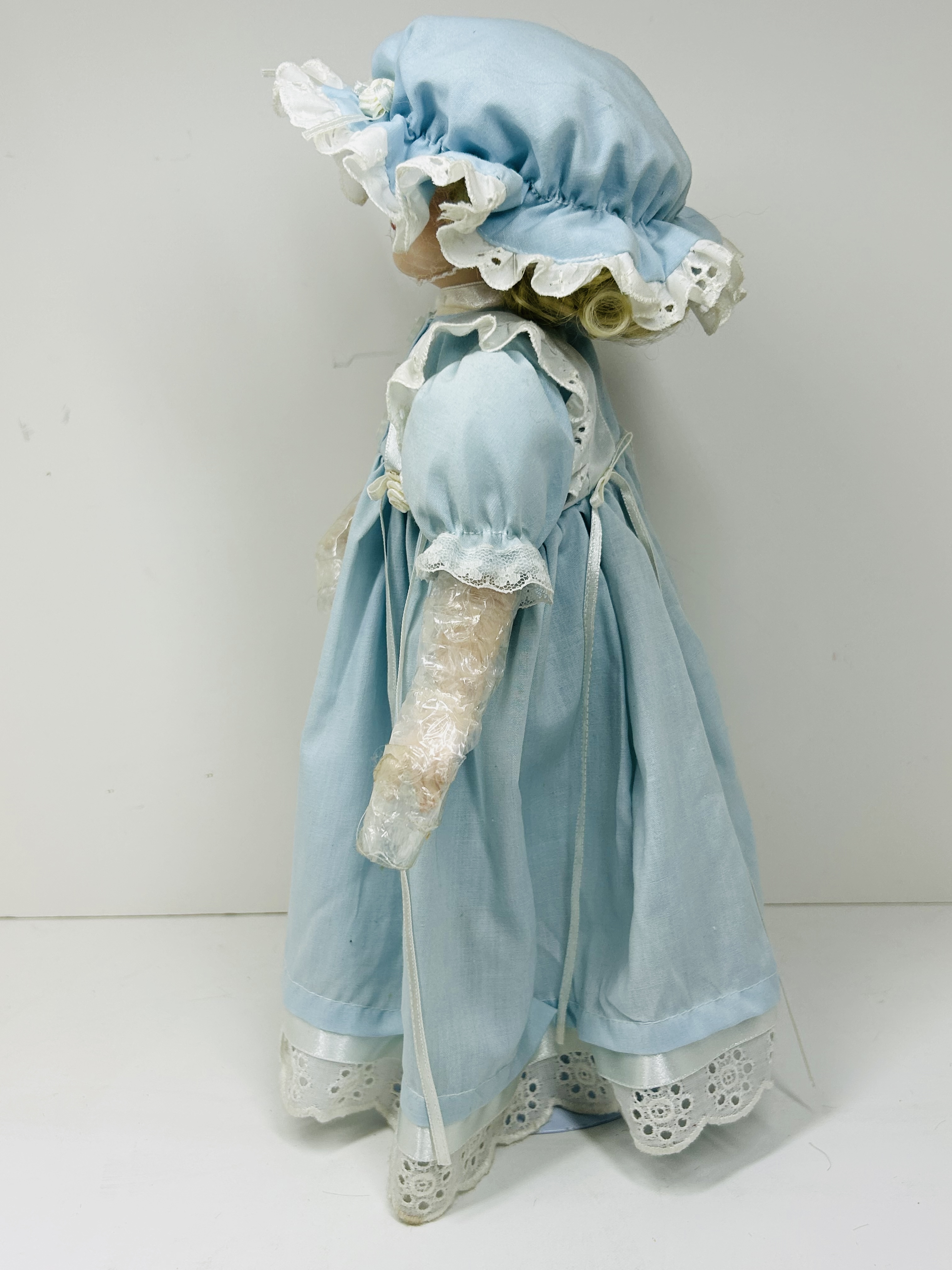 PARADISE GALLERIES ELIZABETH PORCELAIN DOLL, 1991