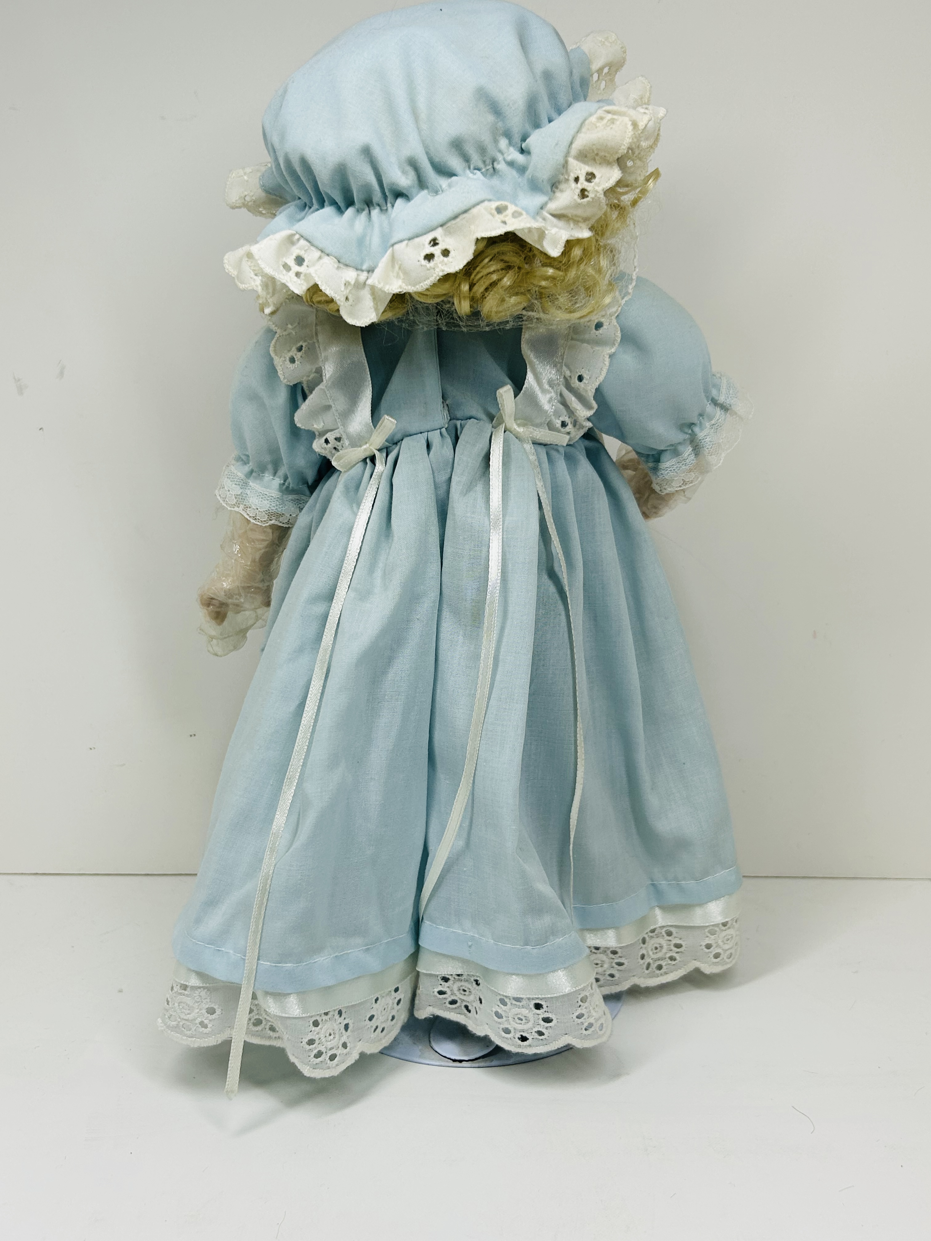 PARADISE GALLERIES ELIZABETH PORCELAIN DOLL, 1991