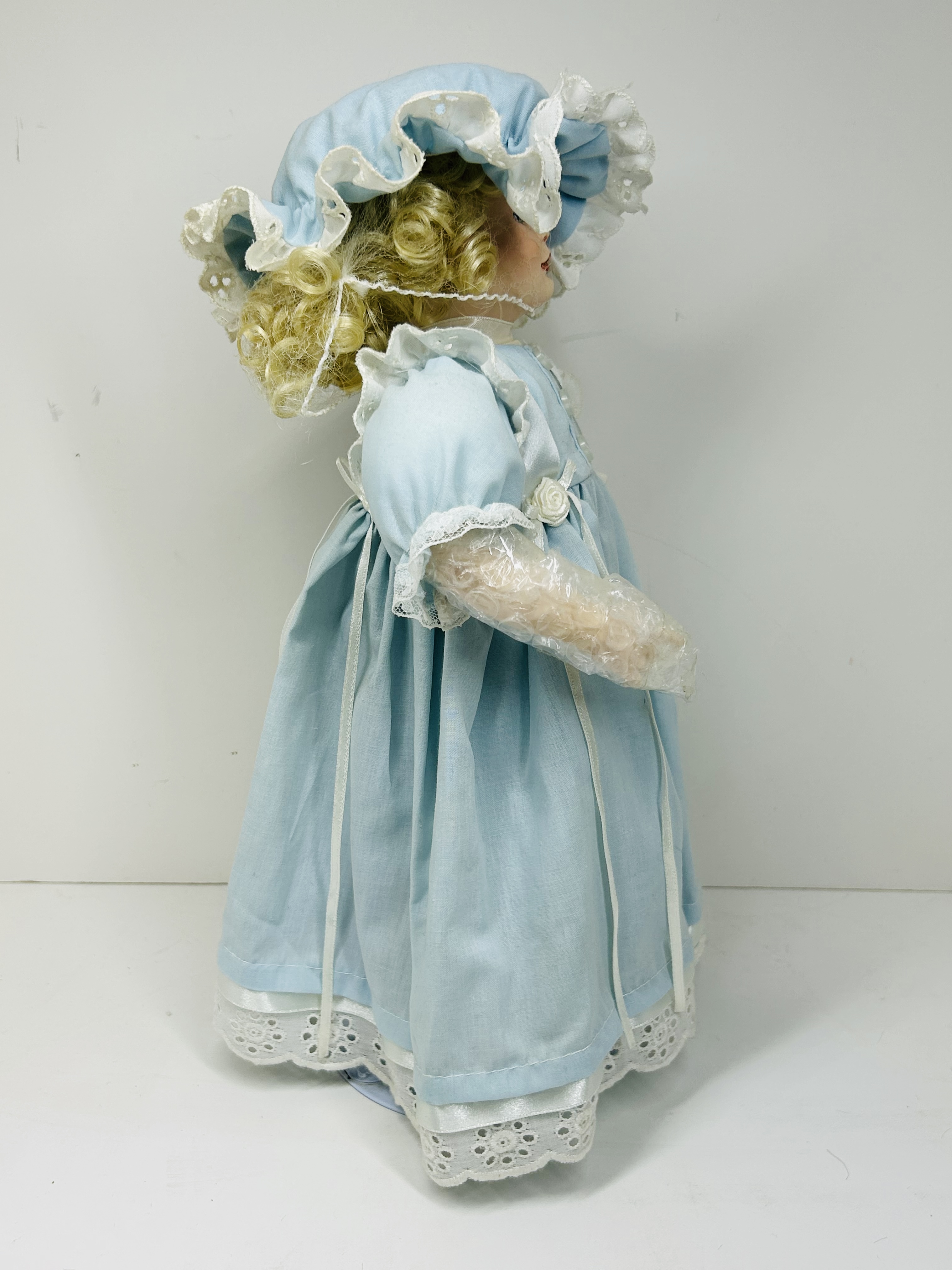 PARADISE GALLERIES ELIZABETH PORCELAIN DOLL, 1991