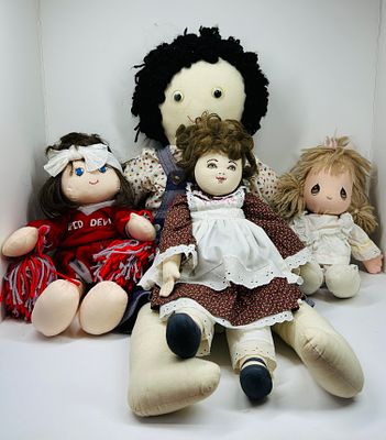 APPLAUSE AND CLOTH DOLLS, 1980S. A collection of four stuffed cloth dolls featuring a licensed 