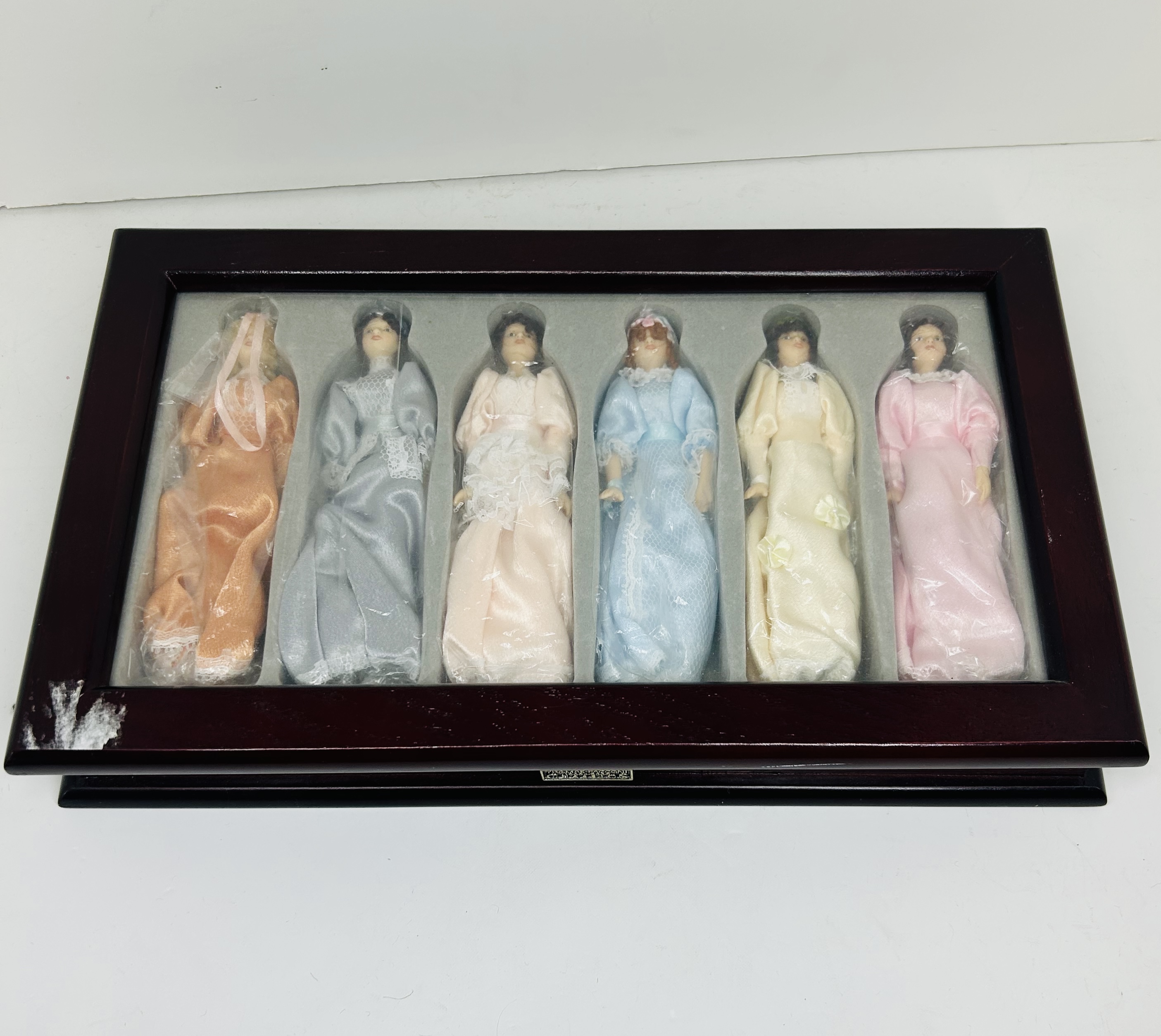 THOMAS PACCONI SIX PORCELAIN DOLLS 1900-2000