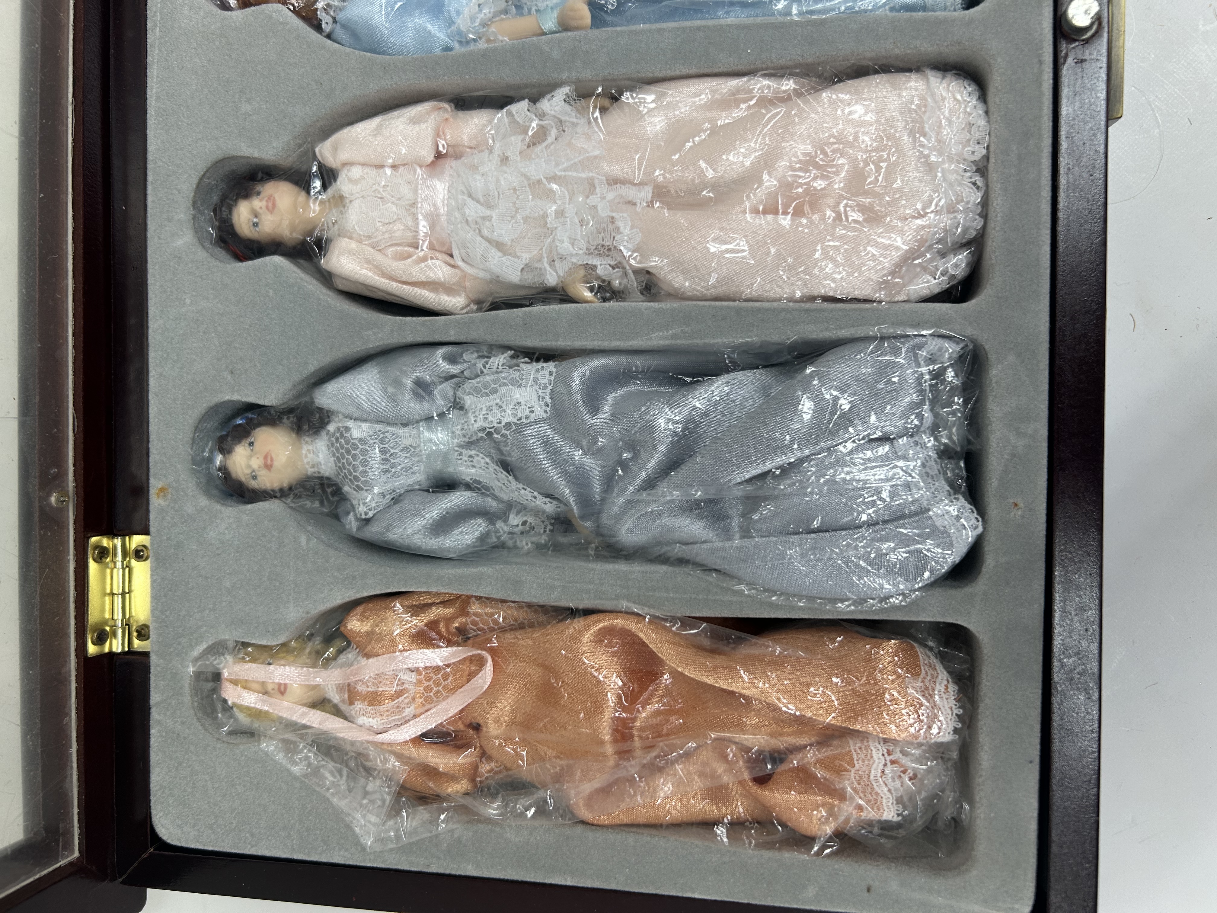 THOMAS PACCONI SIX PORCELAIN DOLLS 1900-2000