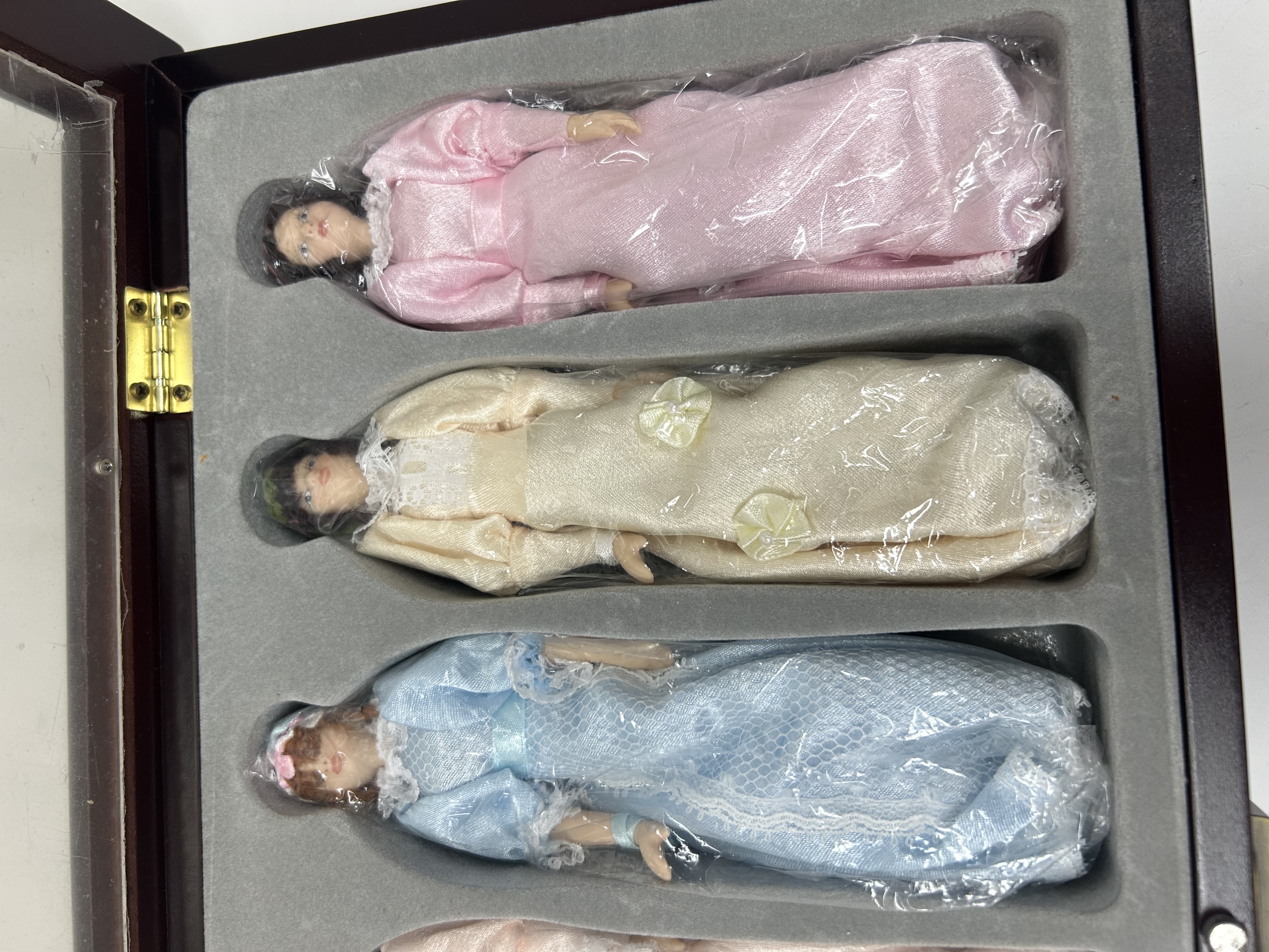 THOMAS PACCONI SIX PORCELAIN DOLLS 1900-2000