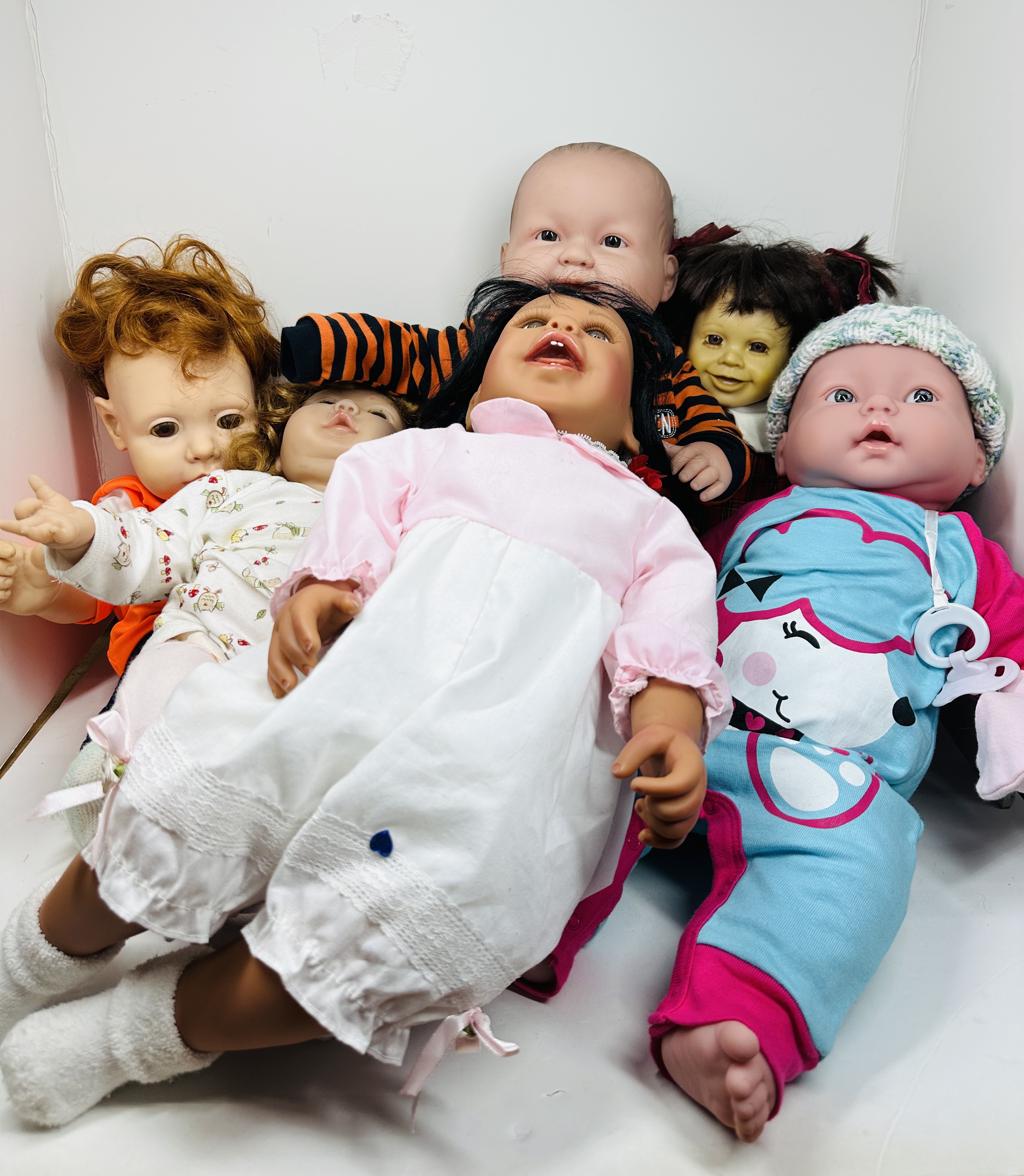 SIX ASHTON-DRAKE AND VINYL DOLLS, MODERN