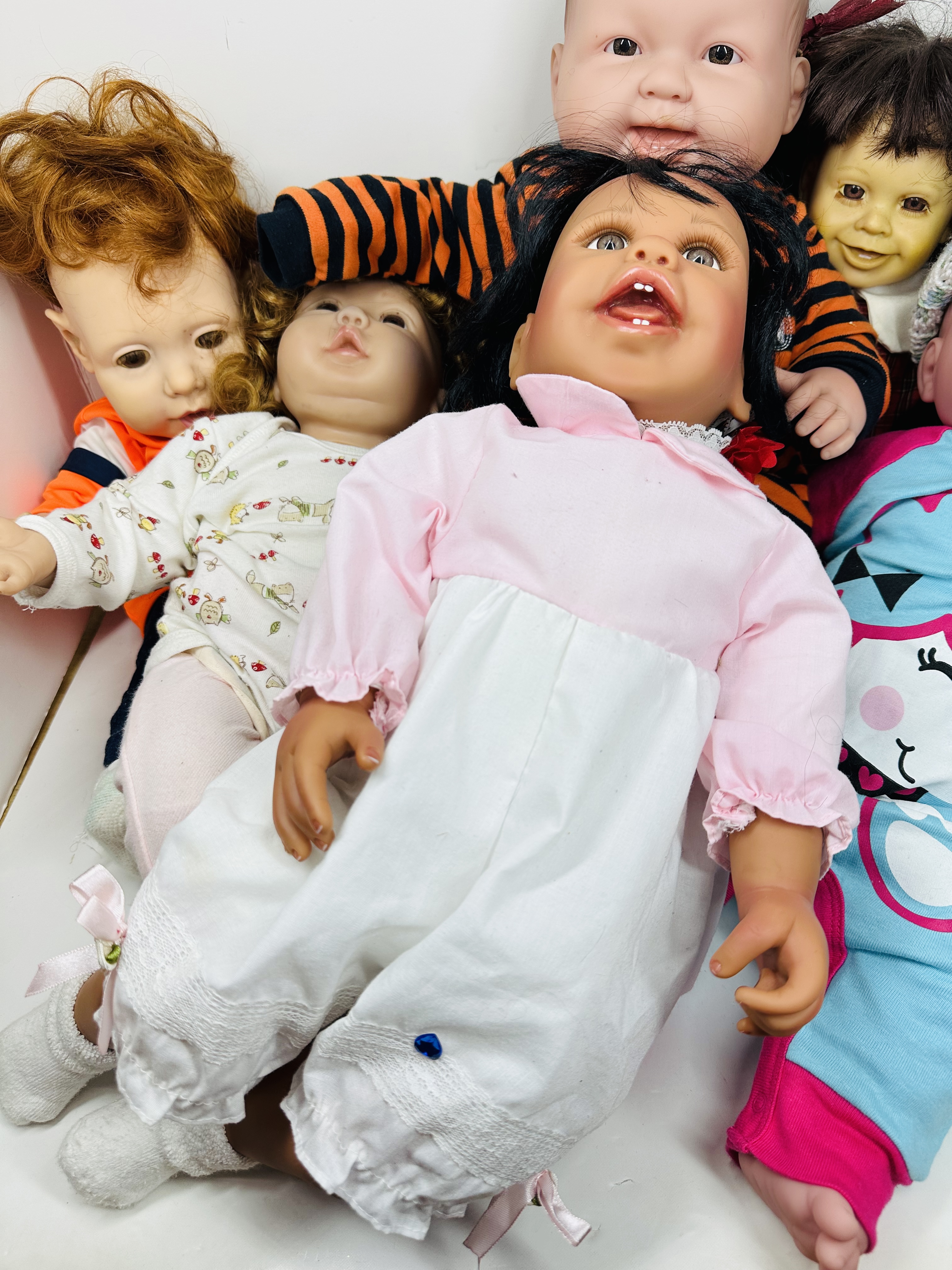 SIX ASHTON-DRAKE AND VINYL DOLLS, MODERN