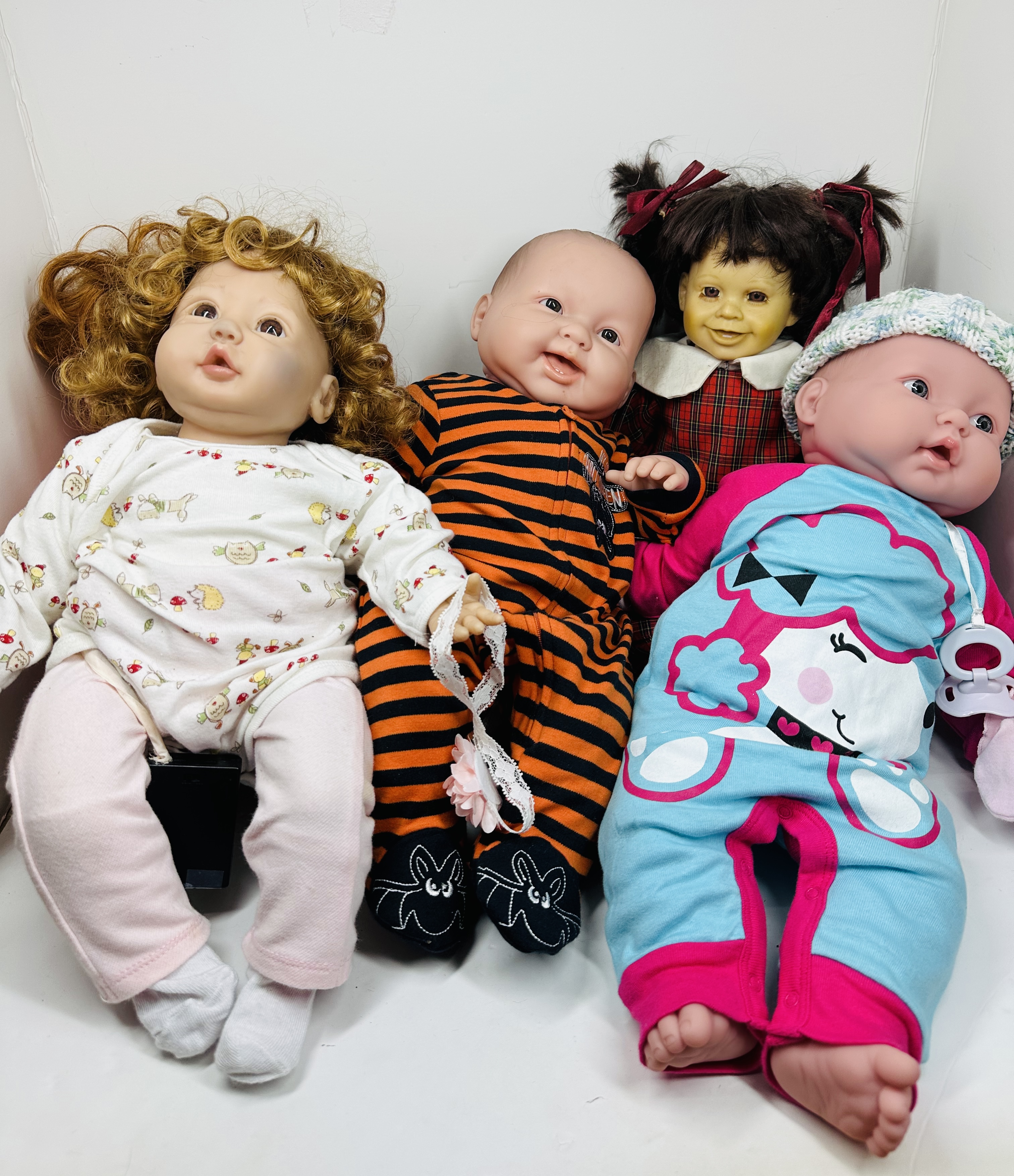 SIX ASHTON-DRAKE AND VINYL DOLLS, MODERN