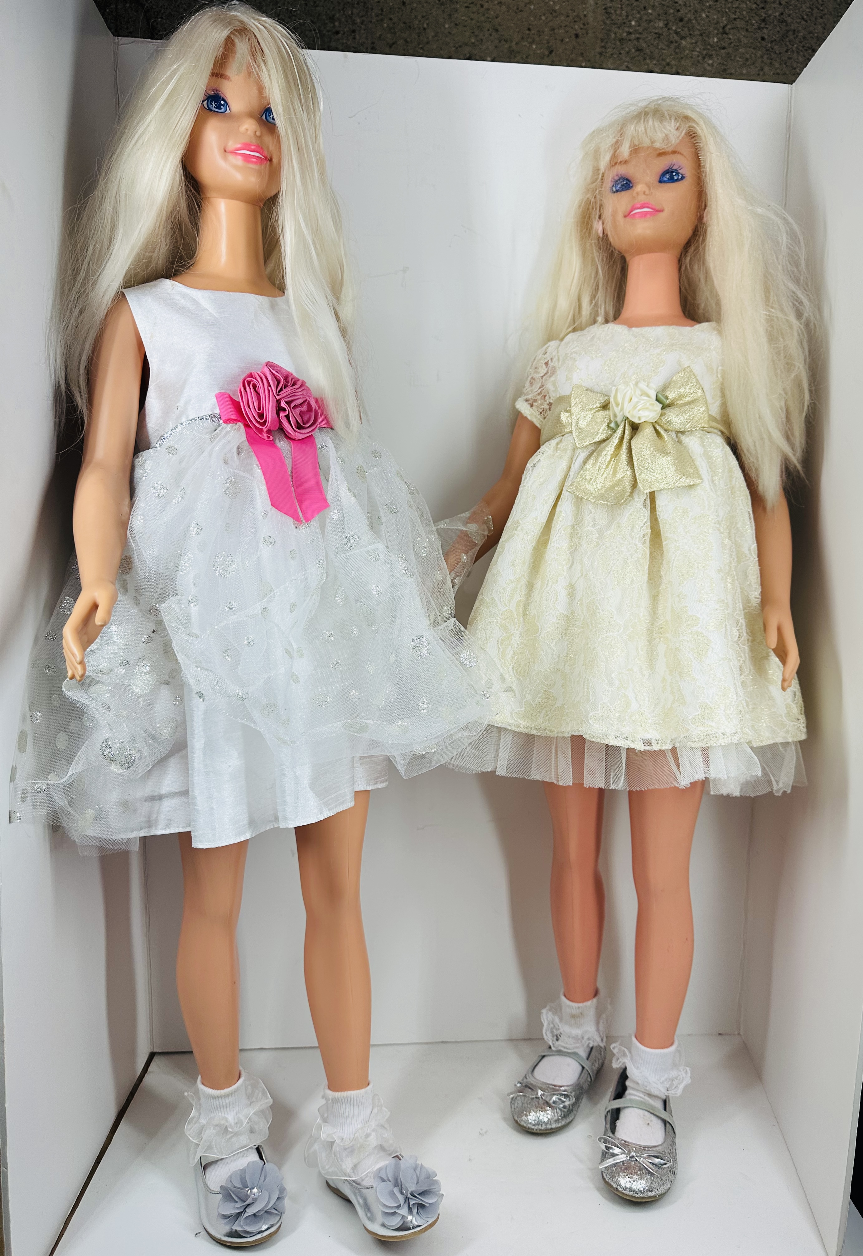 A PAIR OF MATTEL BARBIE DOLLS CIRCA 1992