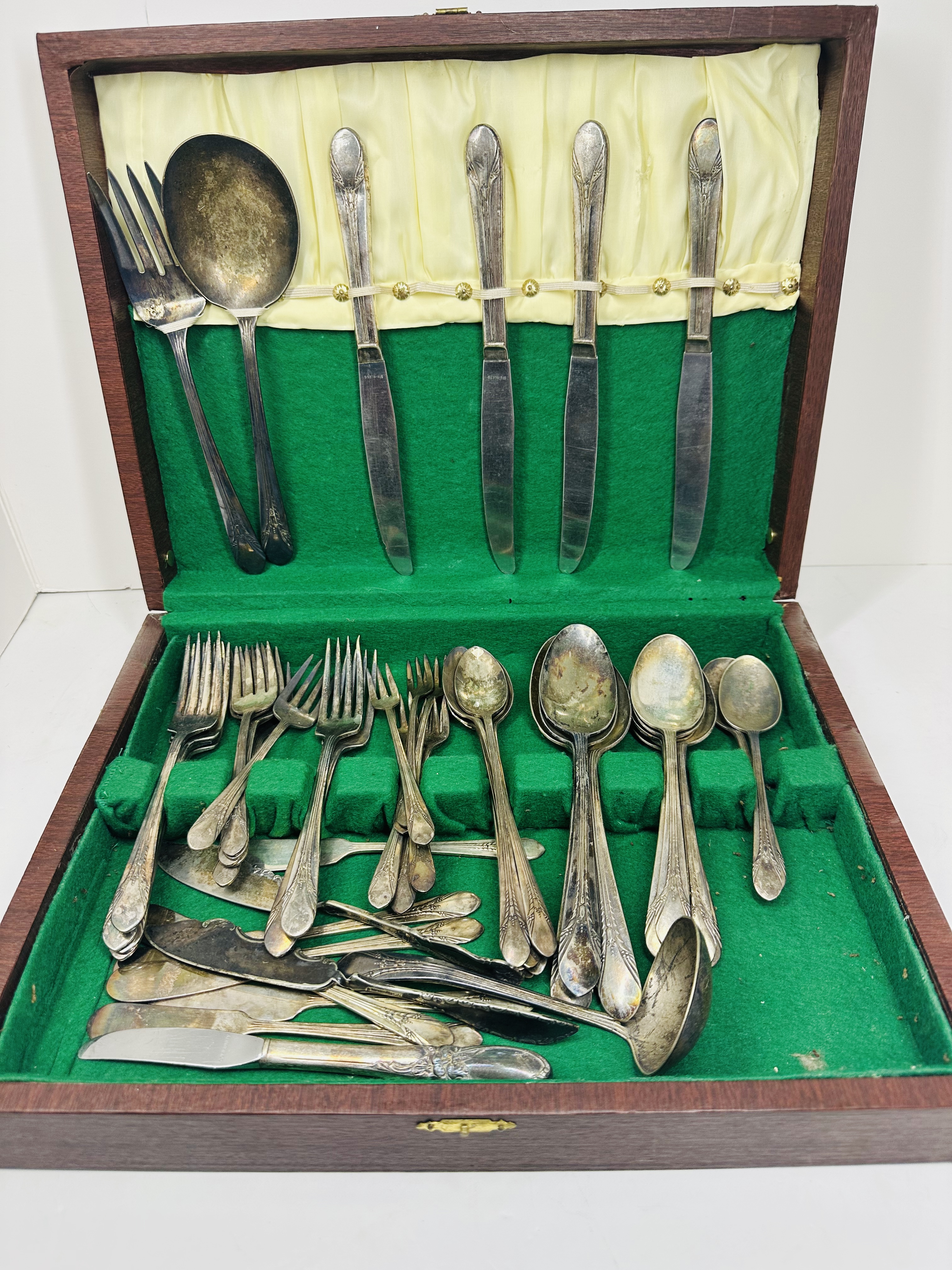 SILVER-PLATED FLATWARE SERVICE, CIRCA 1940
