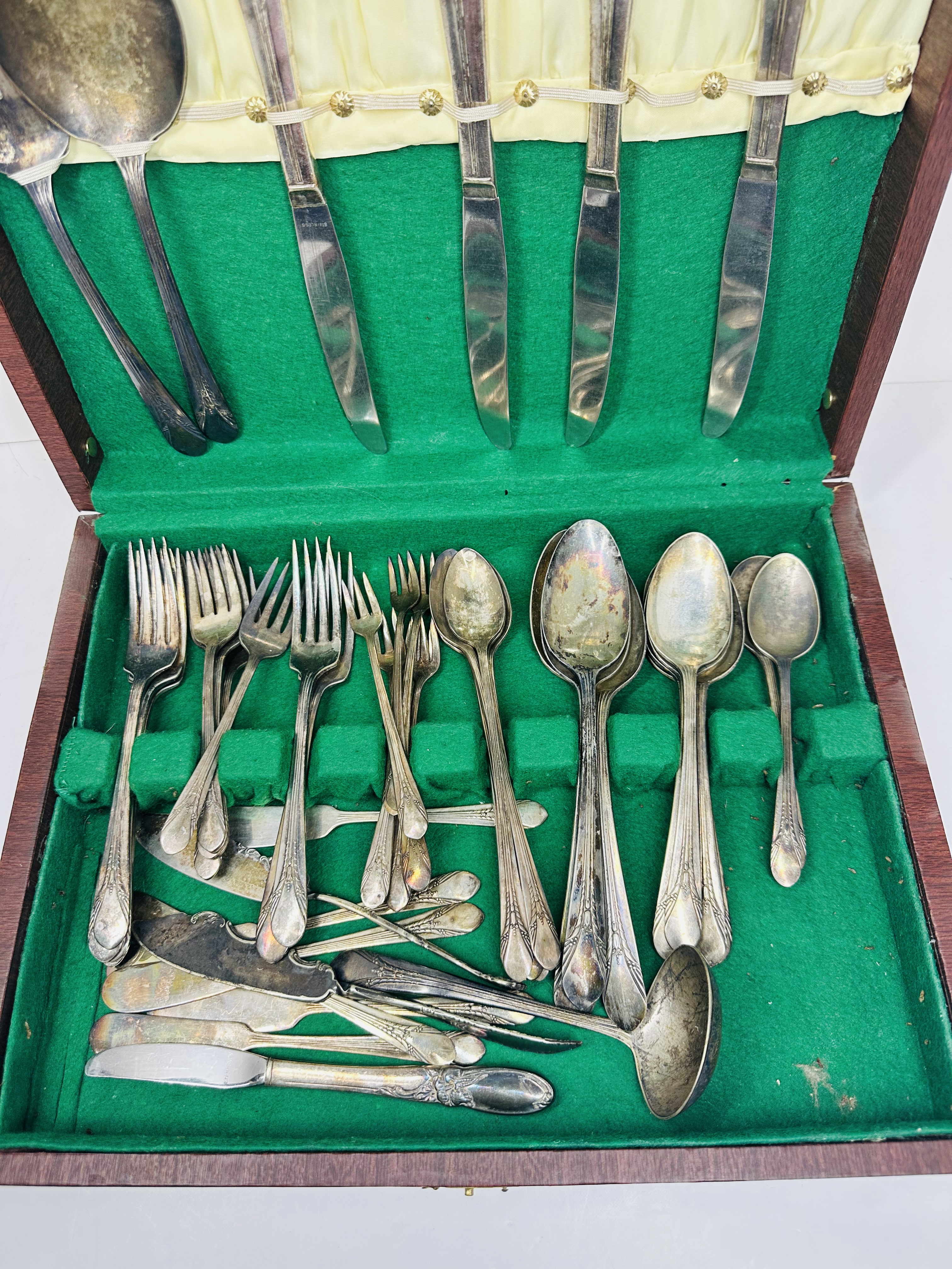 SILVER-PLATED FLATWARE SERVICE, CIRCA 1940
