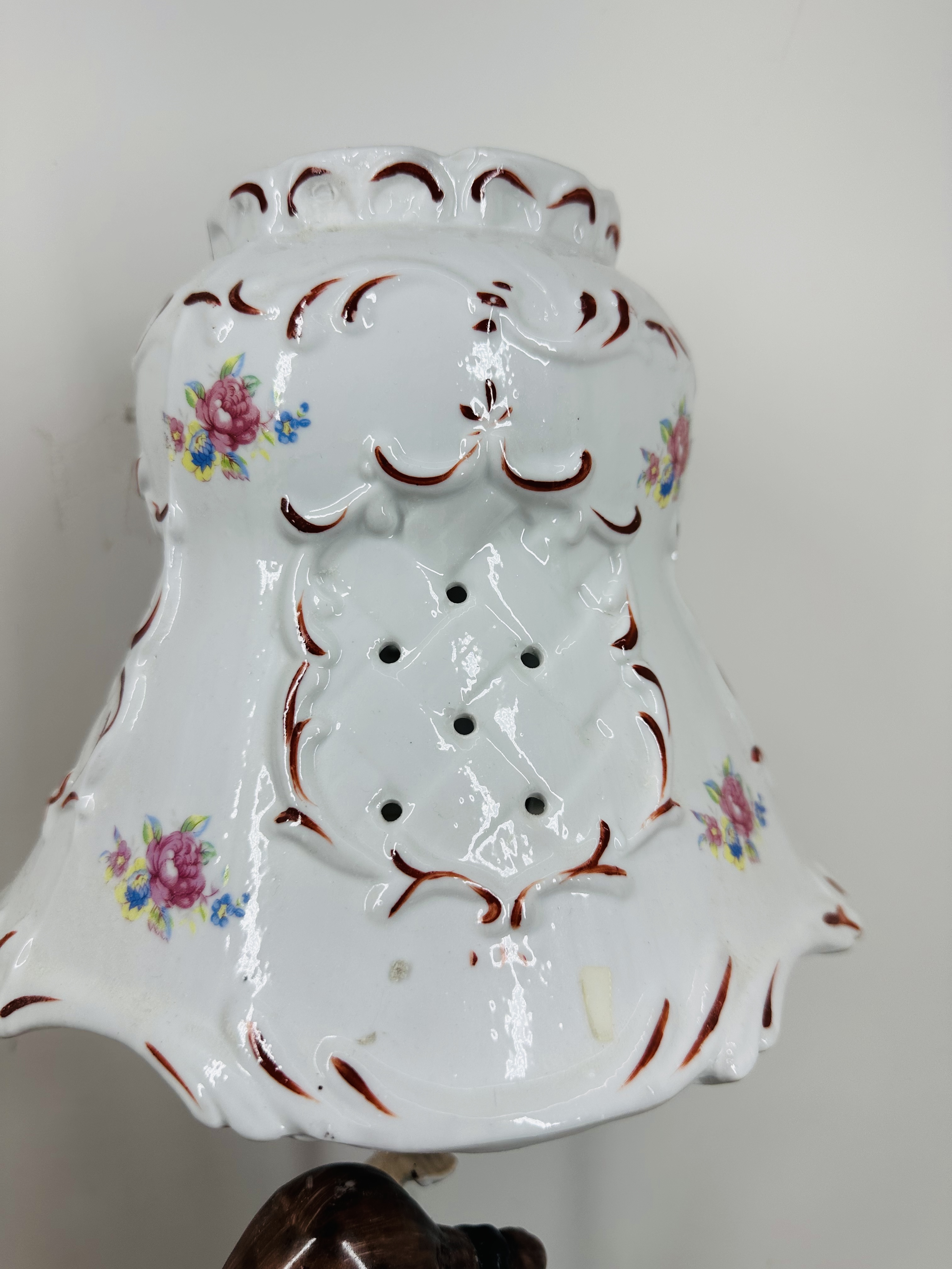PORCELAIN FIGURAL COURTING COUPLE LAMP, MID-20TH CENTURY