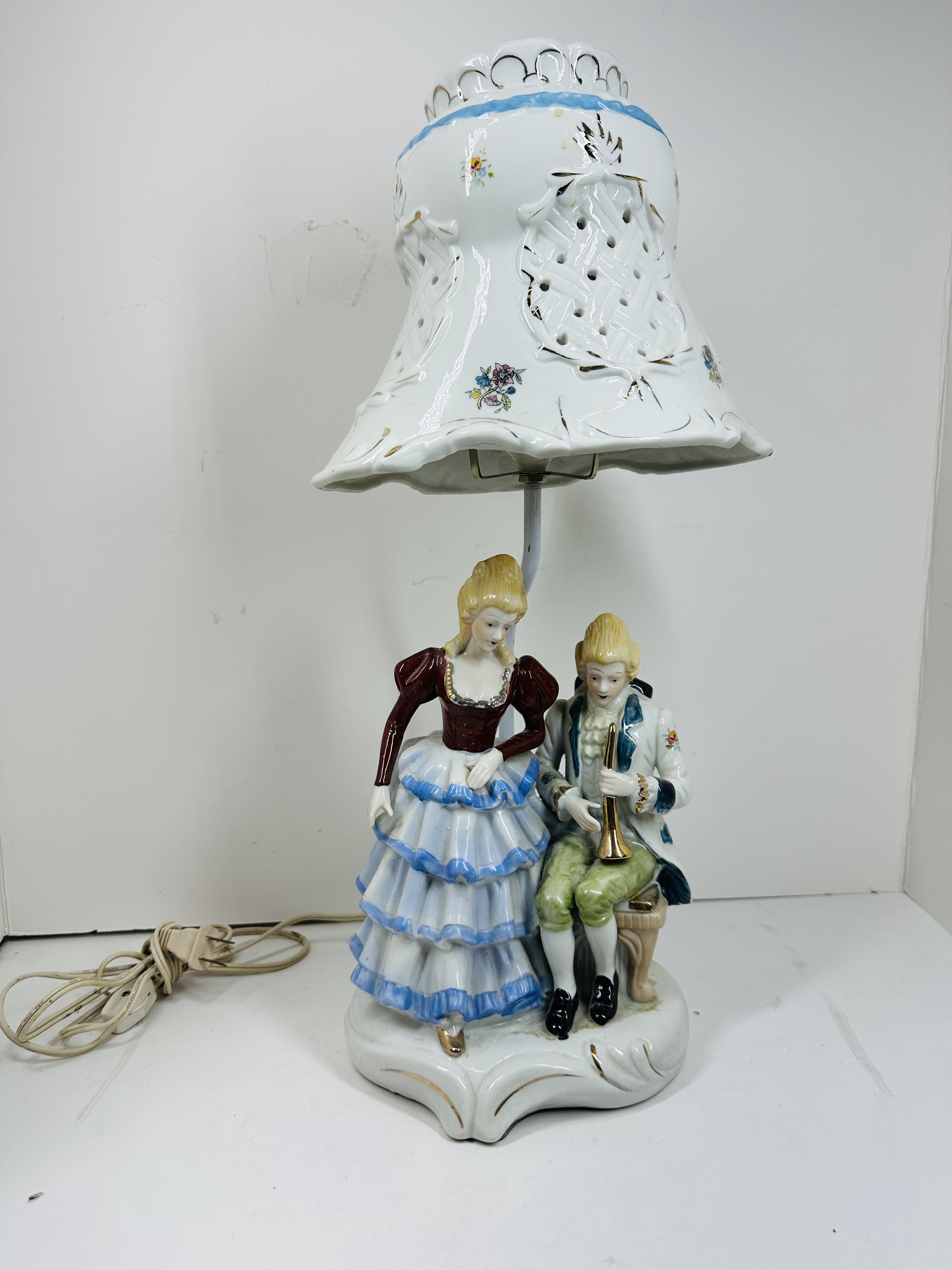 PORCELAIN FIGURAL COUPLE LAMP, MID-CENTURY