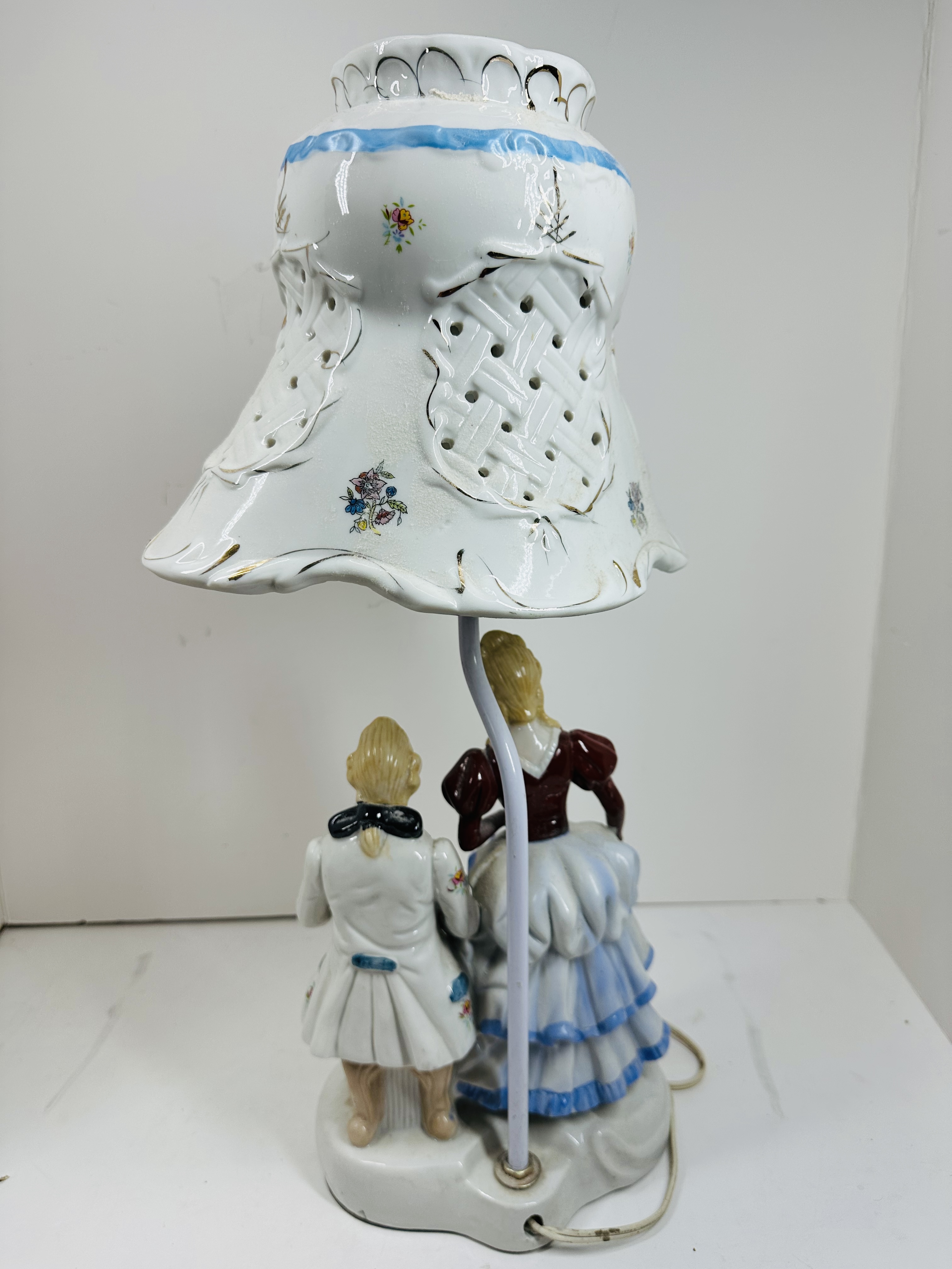 PORCELAIN FIGURAL COUPLE LAMP, MID-CENTURY