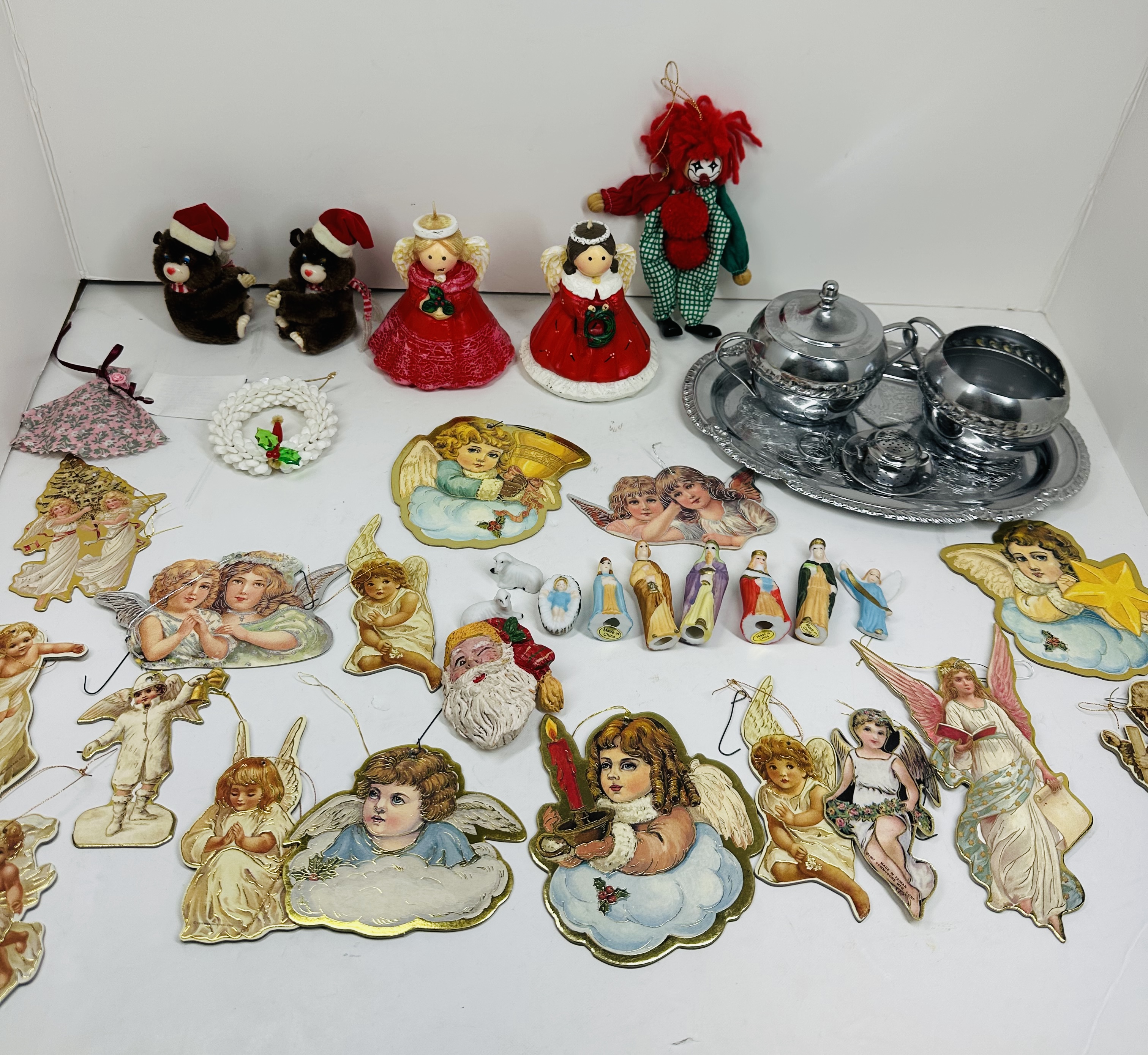 IRWINWARE AND COMMODORE HOLIDAY COLLECTION