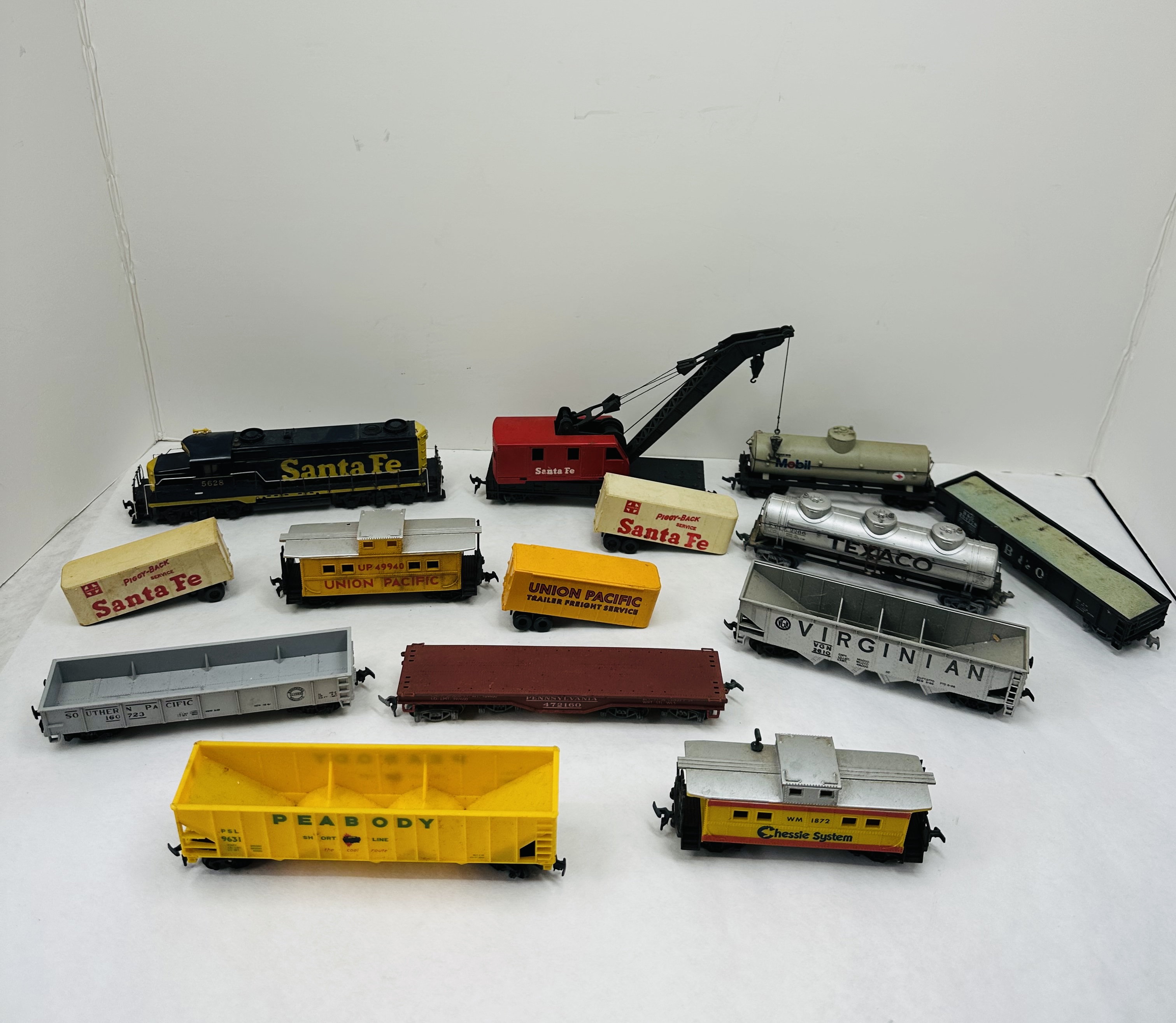 VARIOUS HO SCALE PLASTIC TRAINS, 1970s