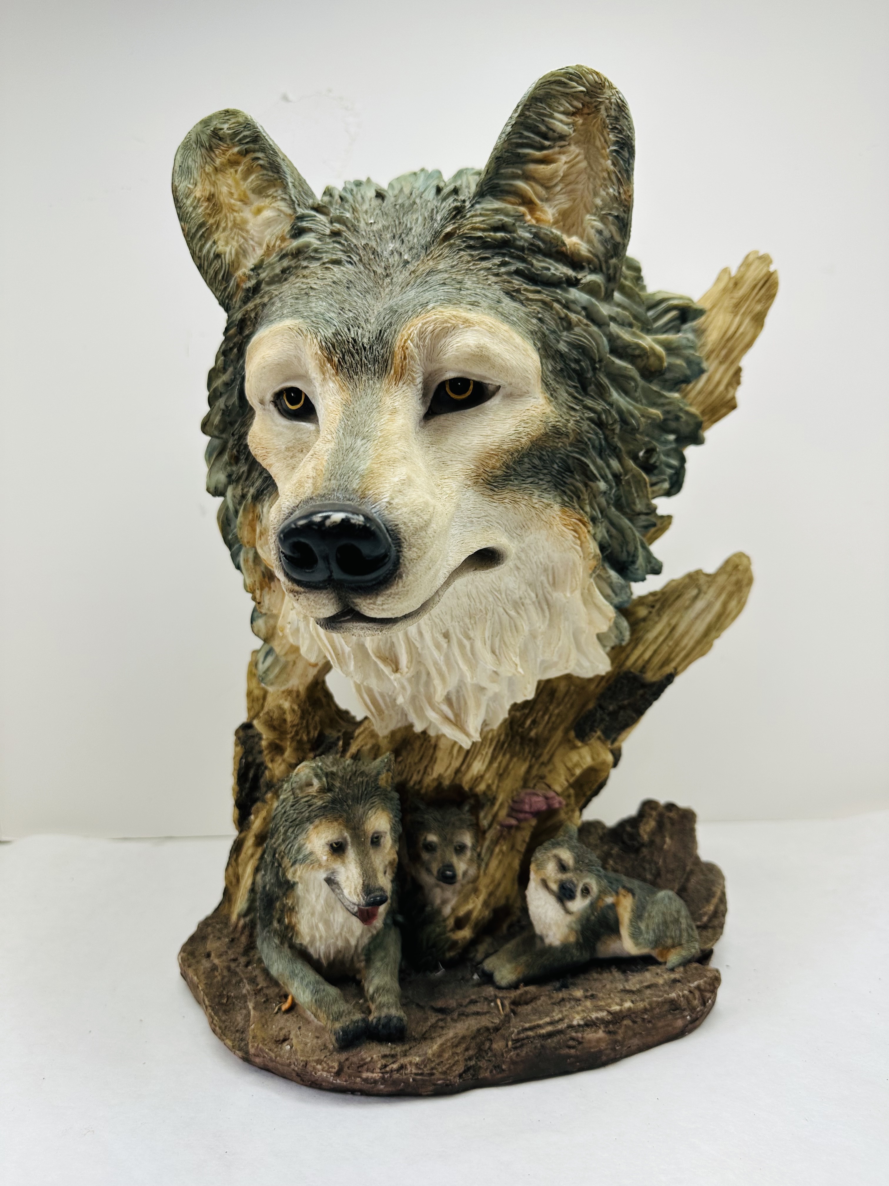 COMPOSITE RESIN WOLF FAMILY SCULPTURE