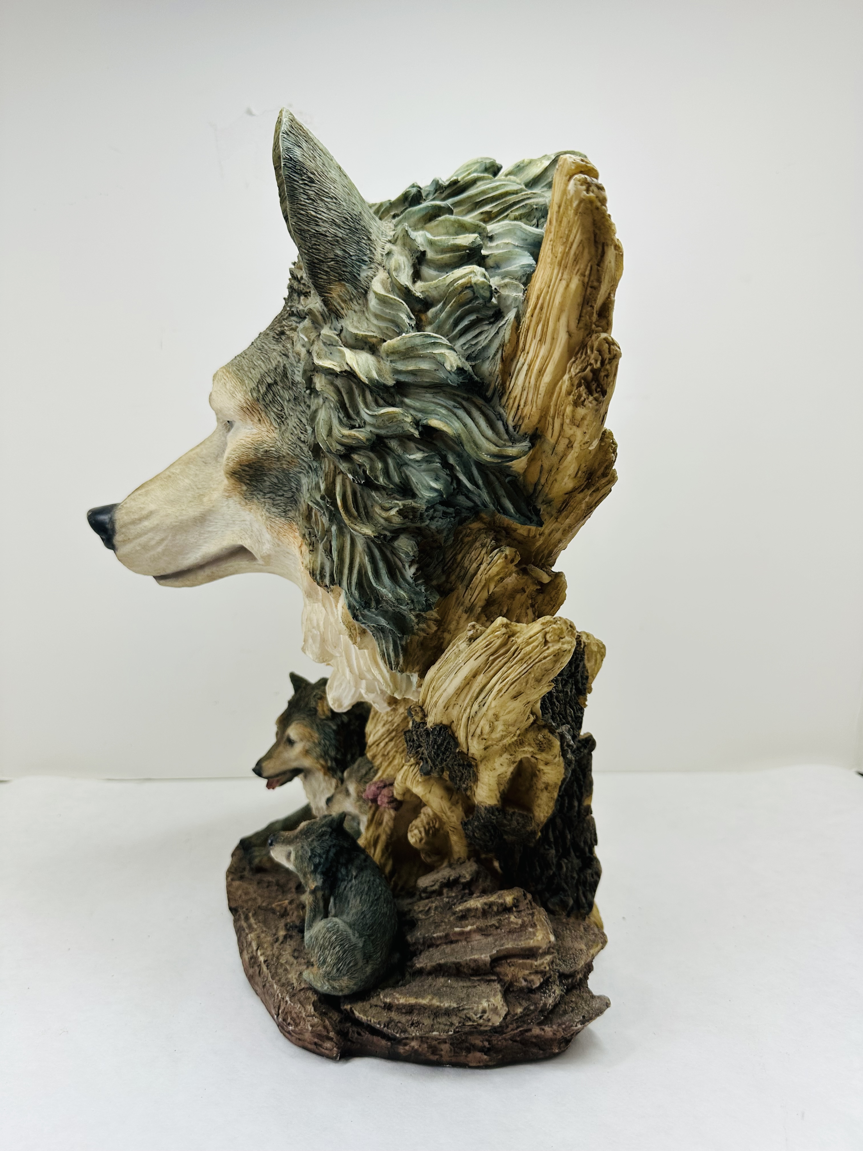 COMPOSITE RESIN WOLF FAMILY SCULPTURE