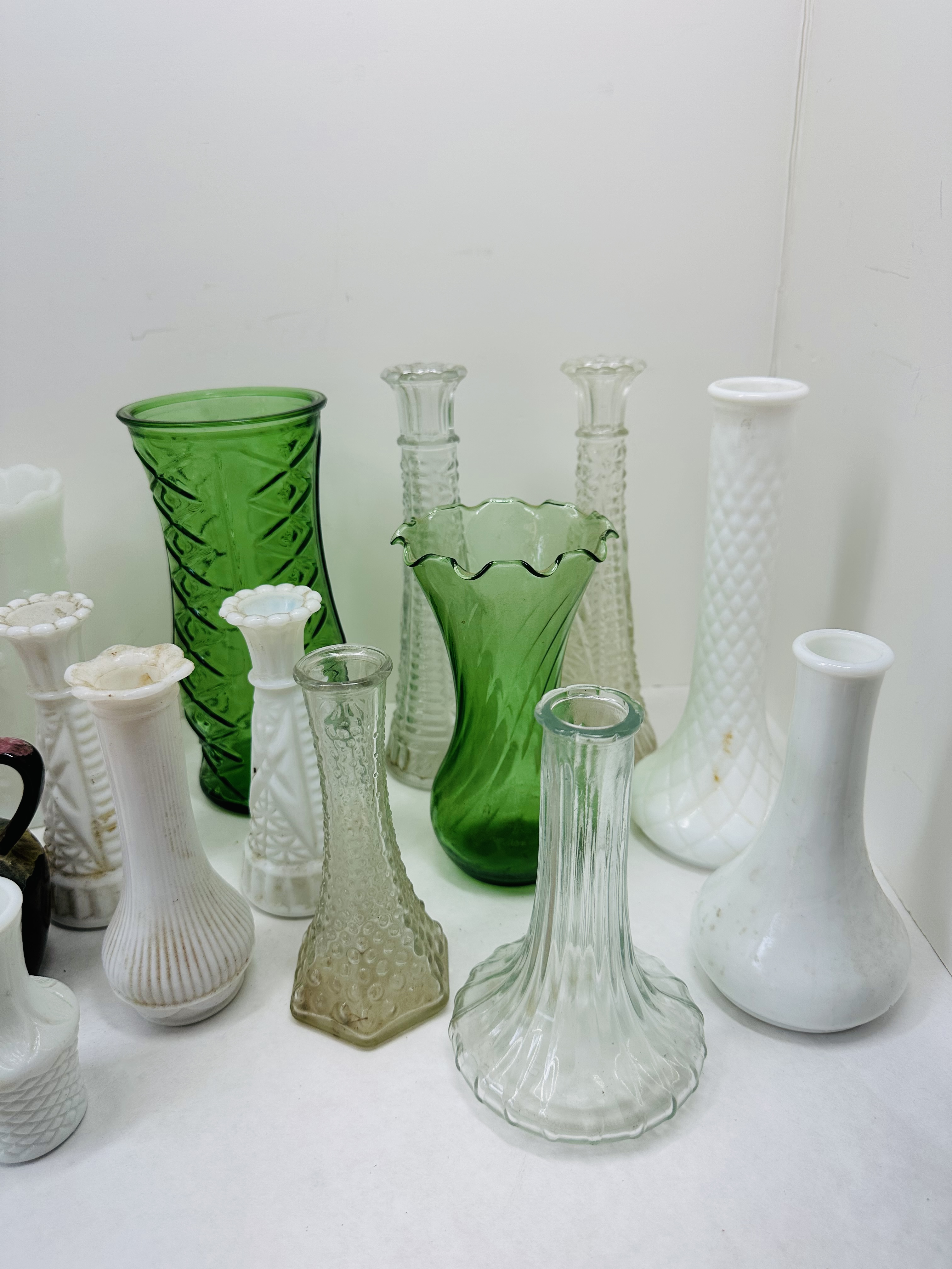 ANCHOR HOCKING AND ASSORTED GLASSWARE, 1970S