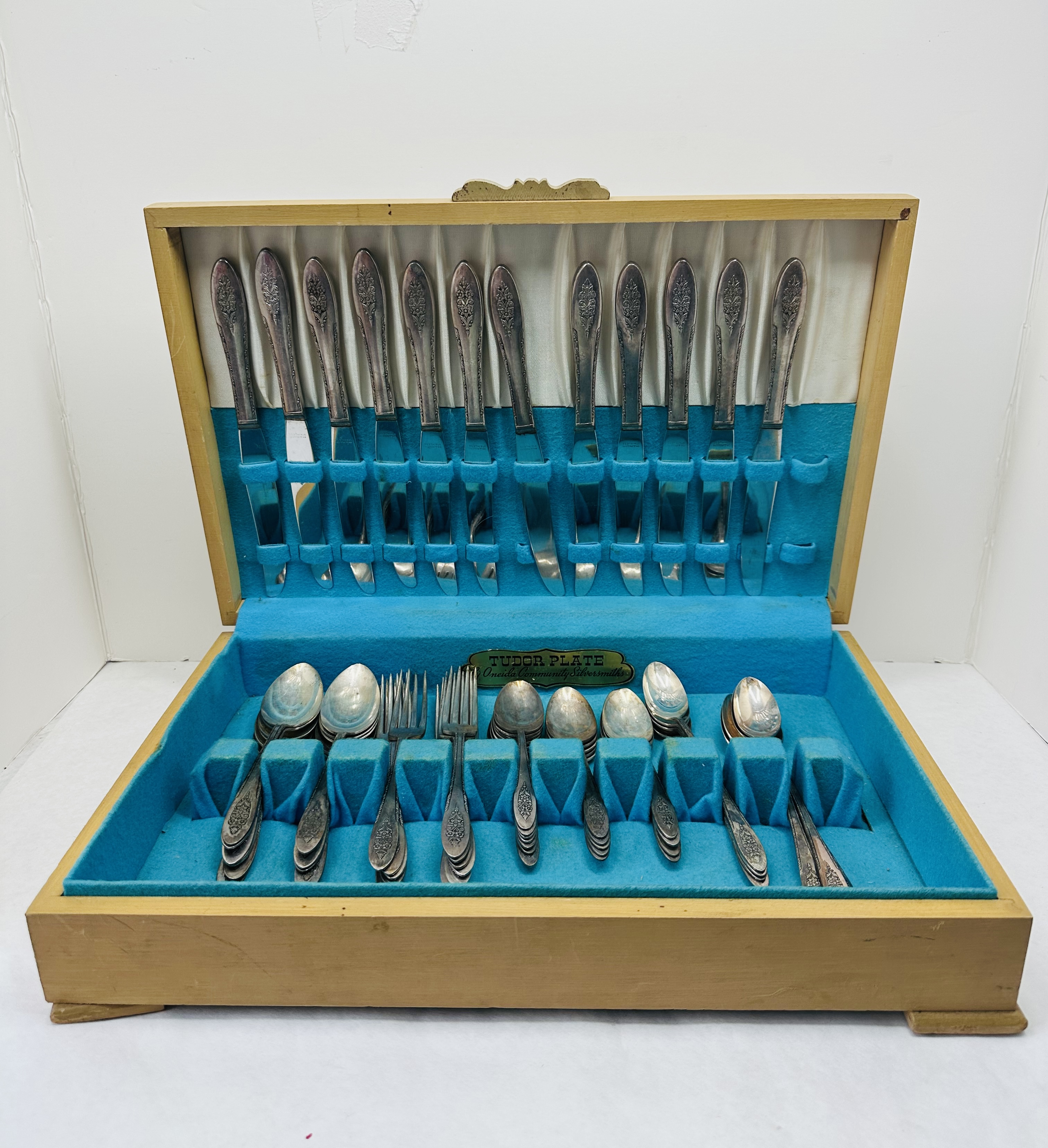 ONEIDA TUDOR PLATE SILVERPLATE FLATWARE, 1952