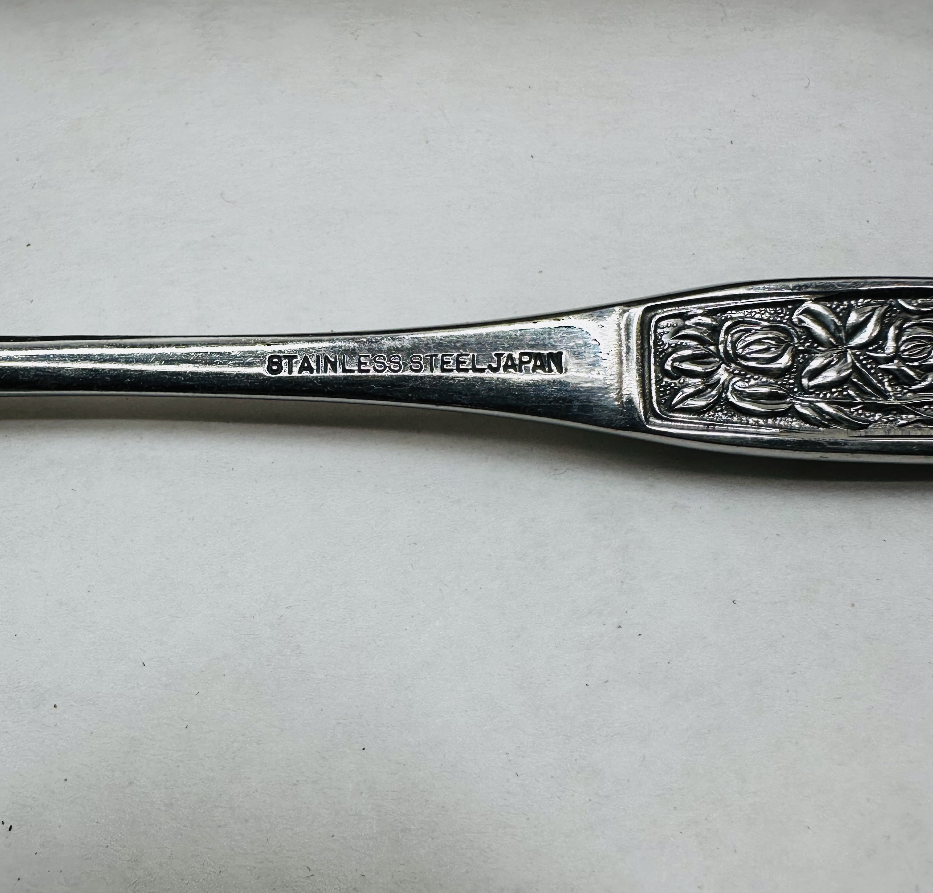 ASSORTED SILVERPLATE AND STAINLESS FLATWARE, 20TH CENTURY
