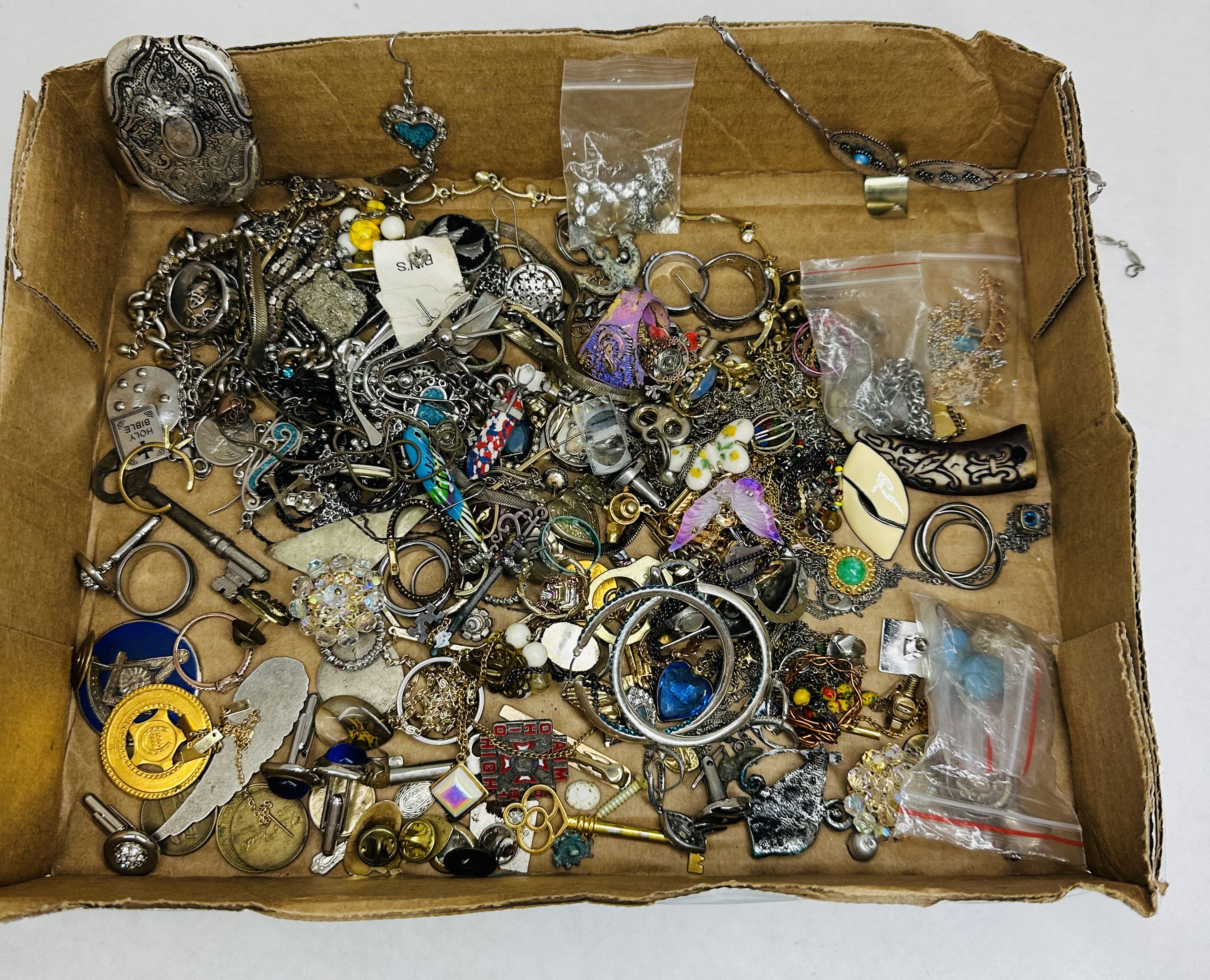 ESTATE ASSORTED COSTUME JEWELRY COLLECTION, 20TH CENTURY