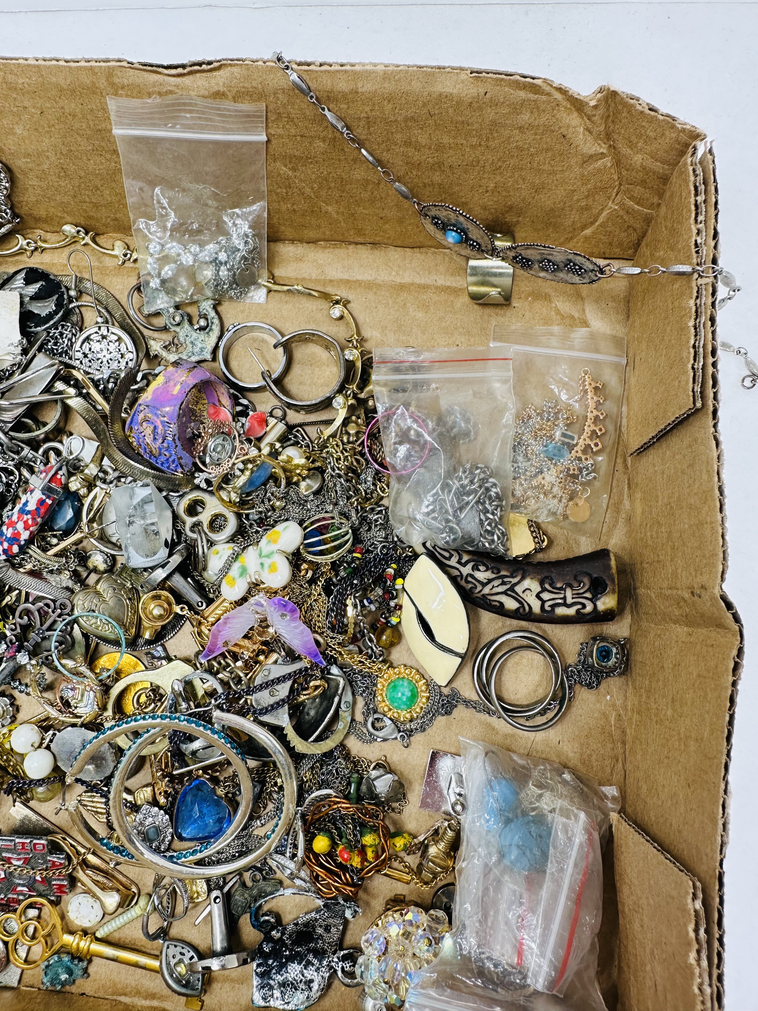 ESTATE ASSORTED COSTUME JEWELRY COLLECTION, 20TH CENTURY
