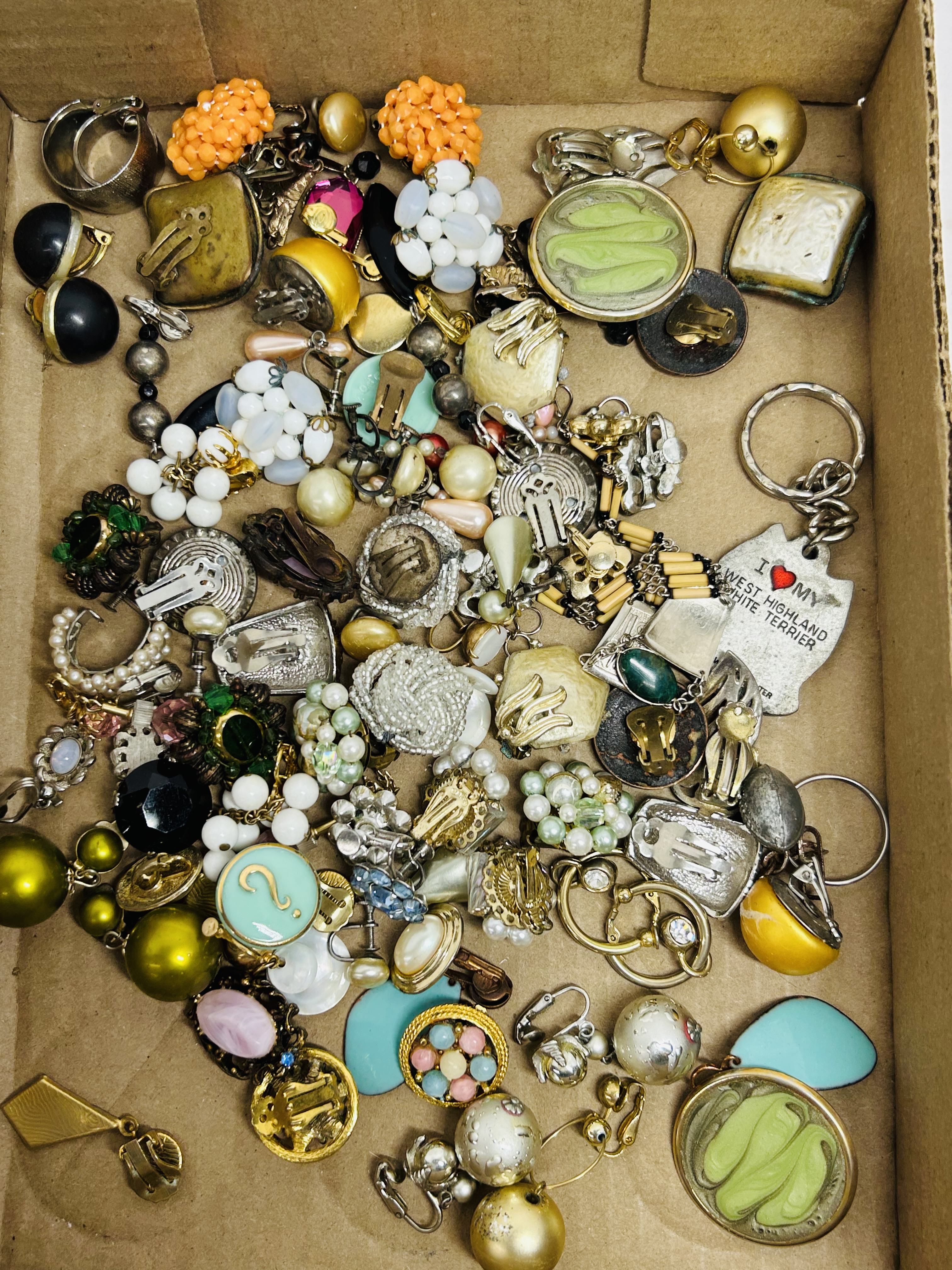 VINTAGE ASSORTED COSTUME JEWELRY, 20TH CENTURY
