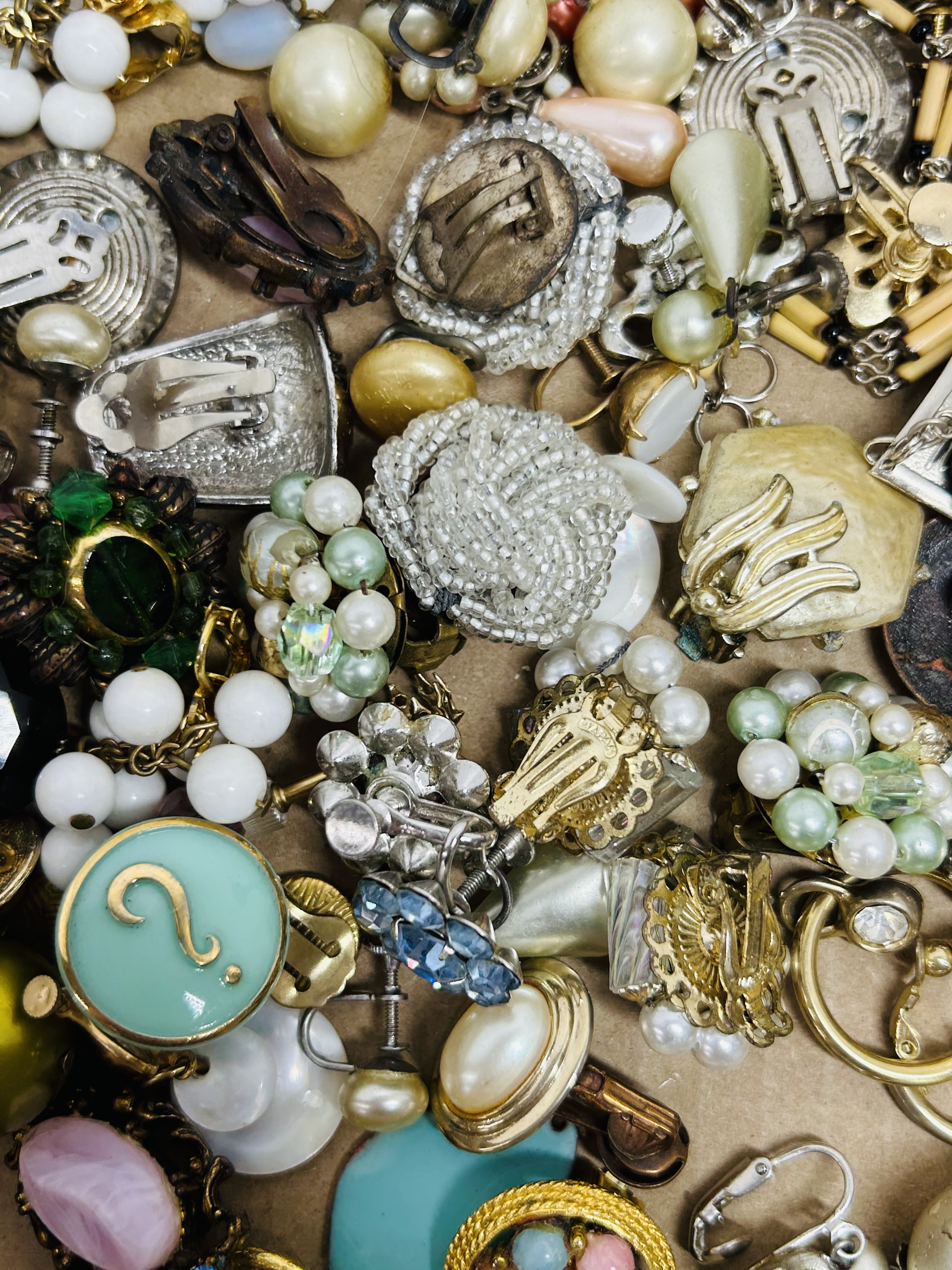 VINTAGE ASSORTED COSTUME JEWELRY, 20TH CENTURY