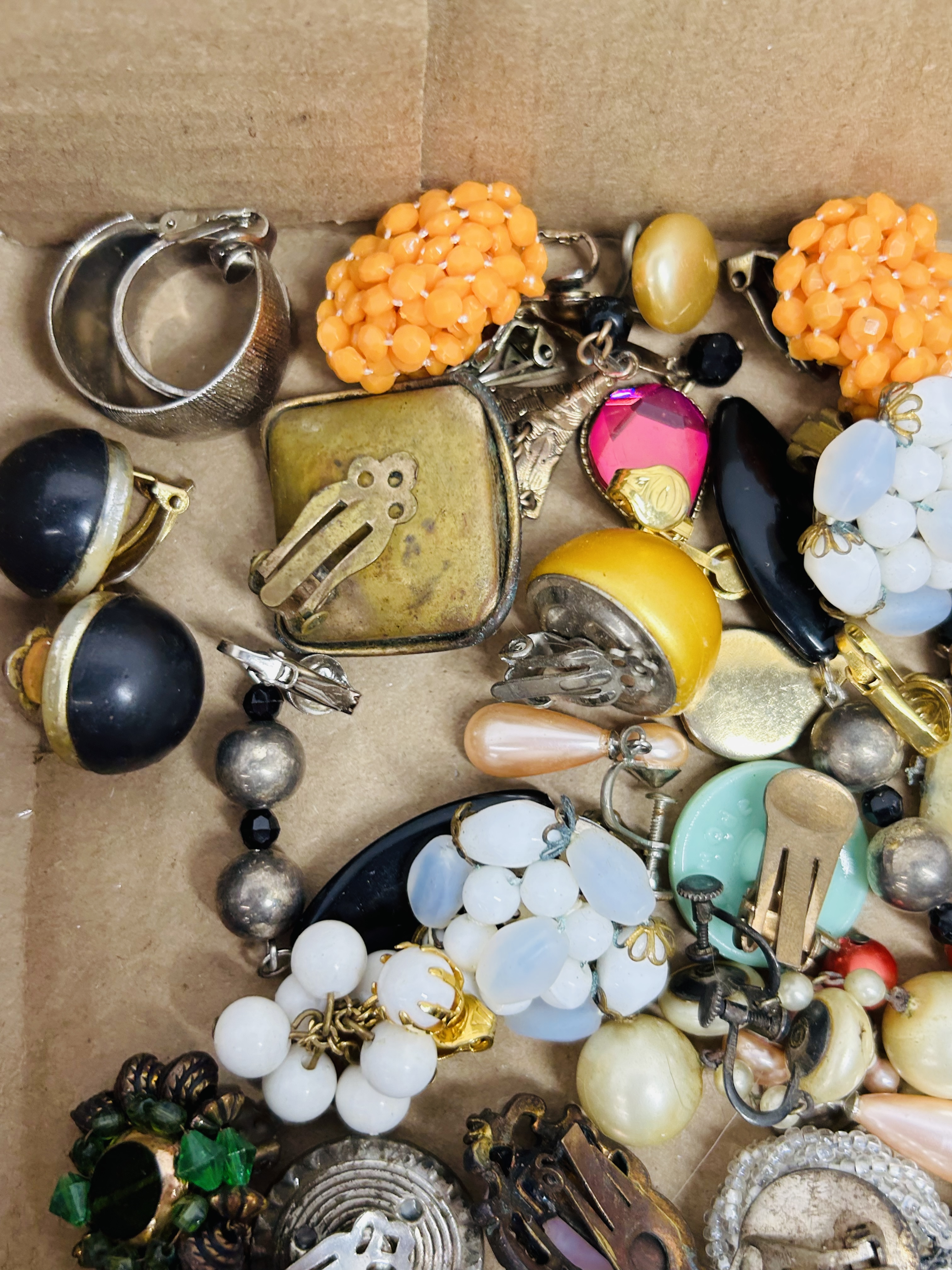 VINTAGE ASSORTED COSTUME JEWELRY, 20TH CENTURY