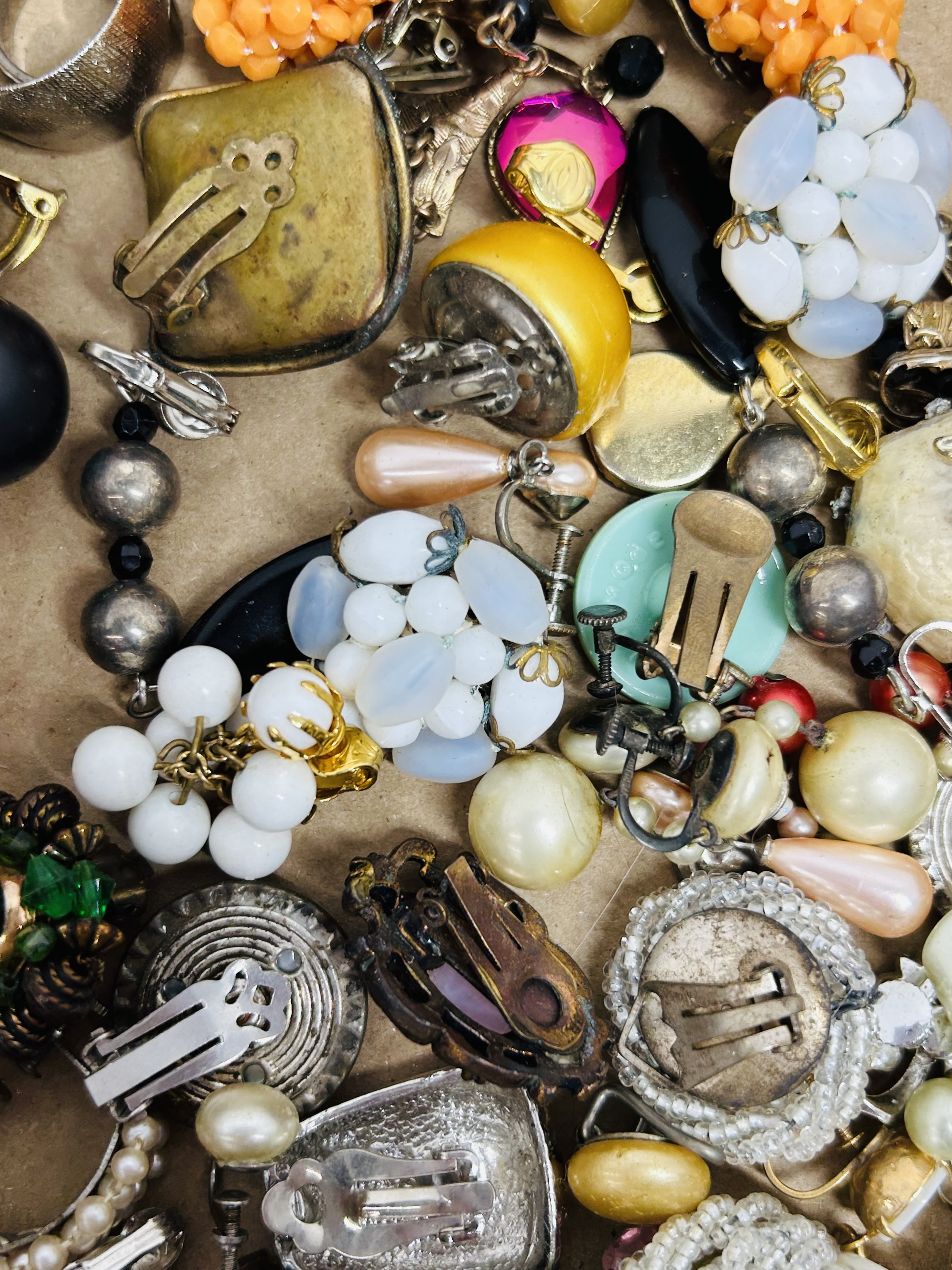 VINTAGE ASSORTED COSTUME JEWELRY, 20TH CENTURY