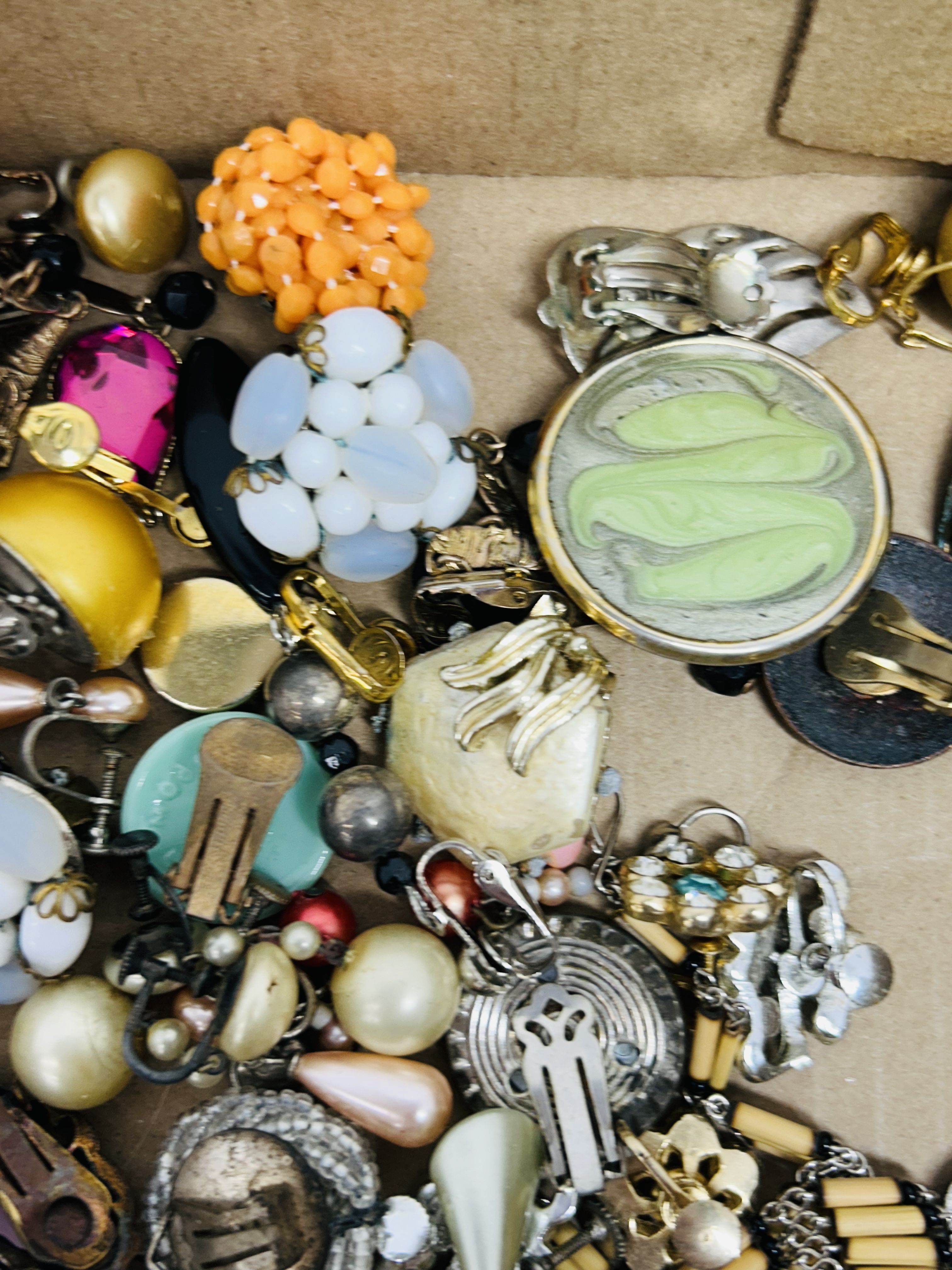 VINTAGE ASSORTED COSTUME JEWELRY, 20TH CENTURY